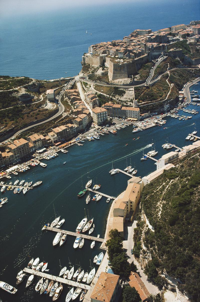 castel Bonifacio" 1984 Slim Aarons Edition limitée du Domaine 

Août 1984 : le château éclipse le port de plaisance de Bonifacio (Boniface), sur l'île méditerranéenne de Corse. (Photo par Slim Aarons/Getty Images)

Produit à partir de la