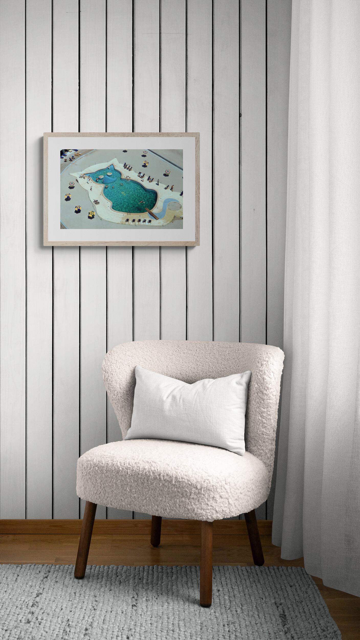 Piscine en forme de chat au Fontainebleau Miami Beach, 1955 - Photograph de Slim Aarons