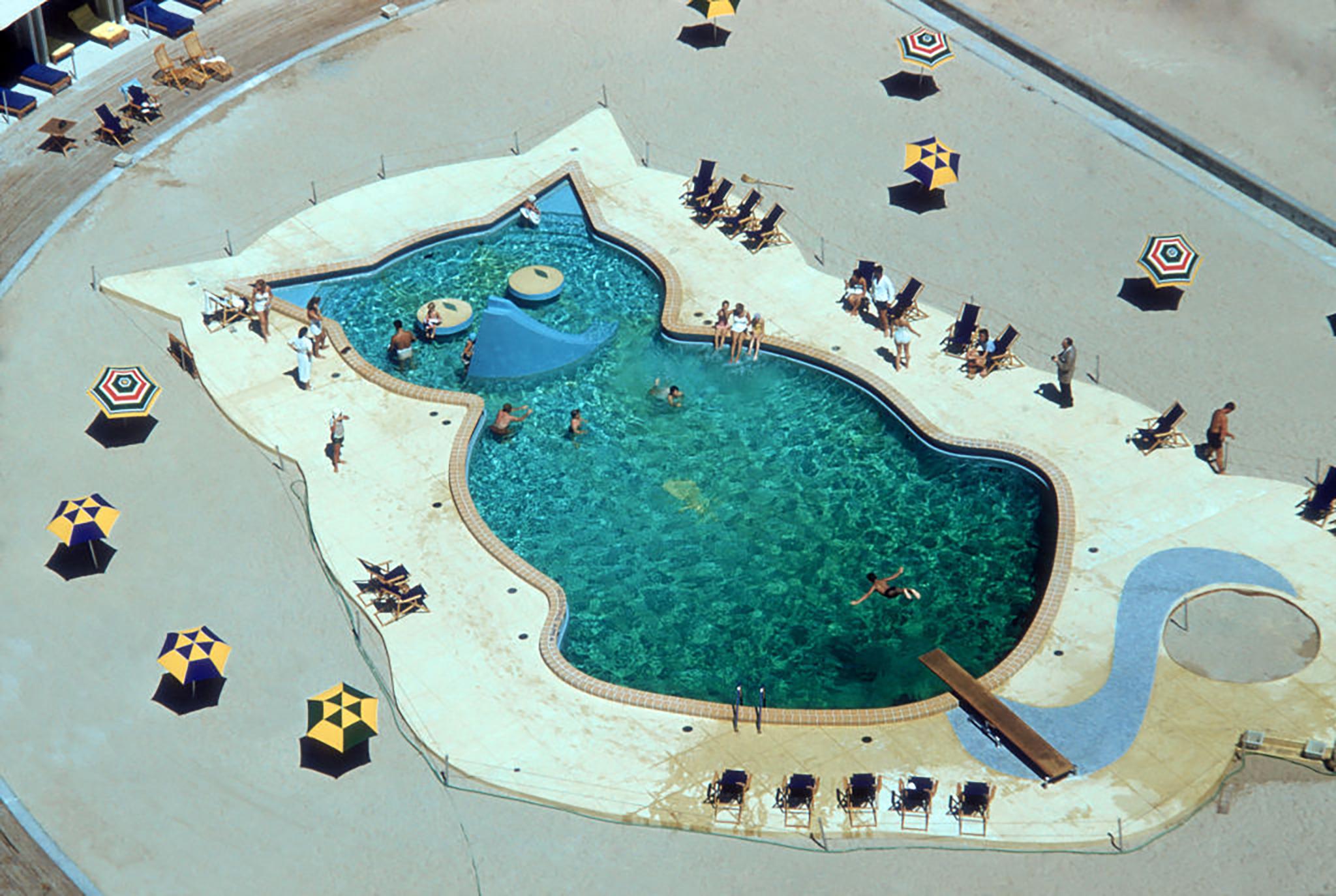 Slim Aarons Color Photograph – Katzenförmiger Pool, Nachlassausgabe, Fontainebleau Hotel, Miami