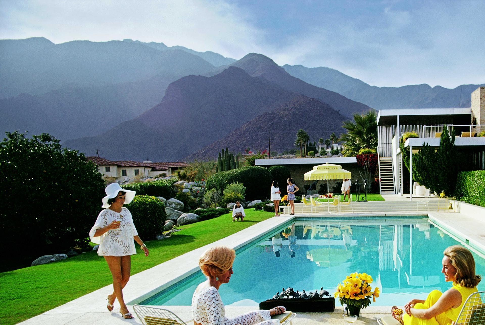 Catch Up By the Pool Estate Edition, Modernistische Architektur, Palm Springs – Photograph von Slim Aarons