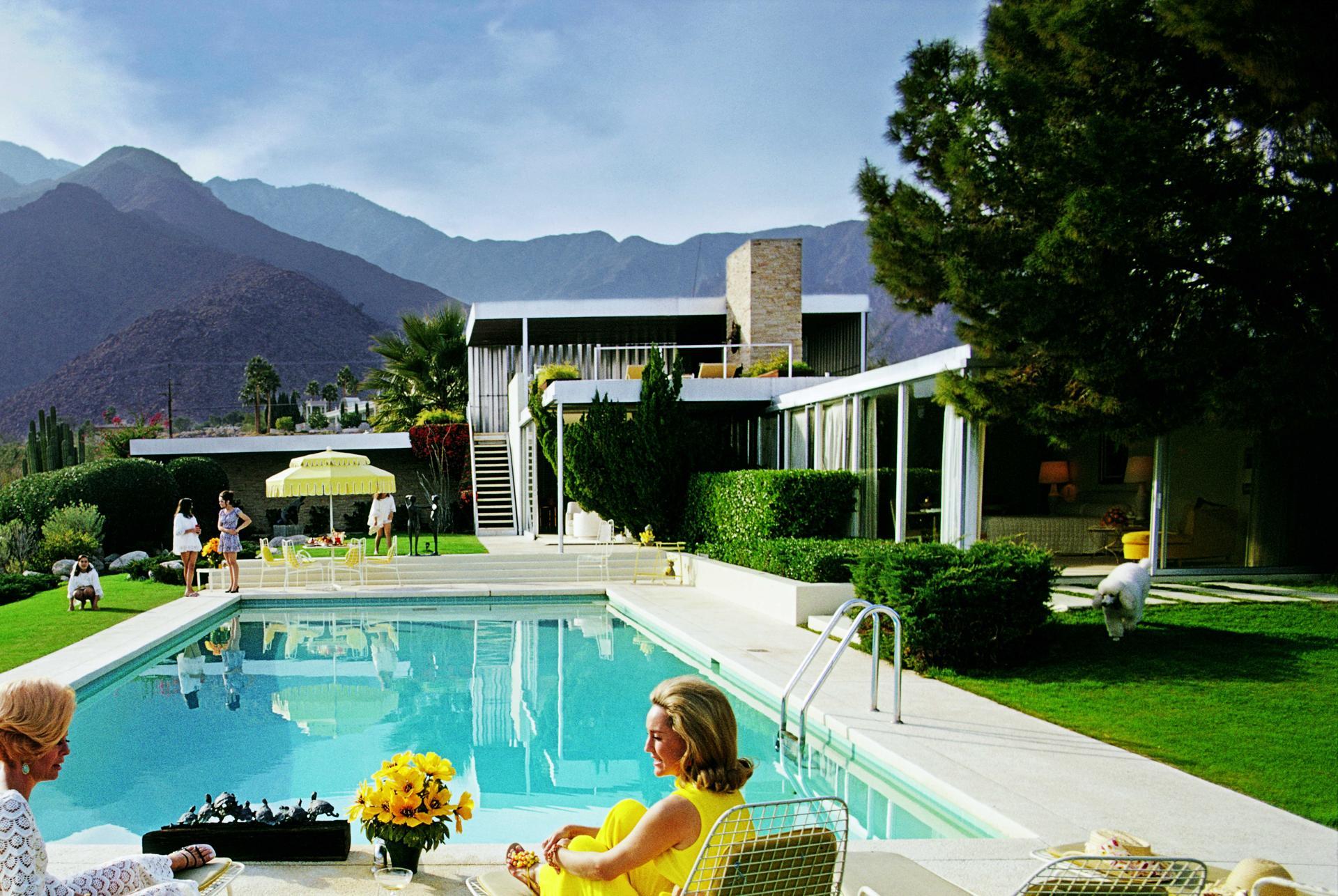 Catch Up By the Pool Estate Edition, Modernistische Architektur, Palm Springs (Realismus), Photograph, von Slim Aarons