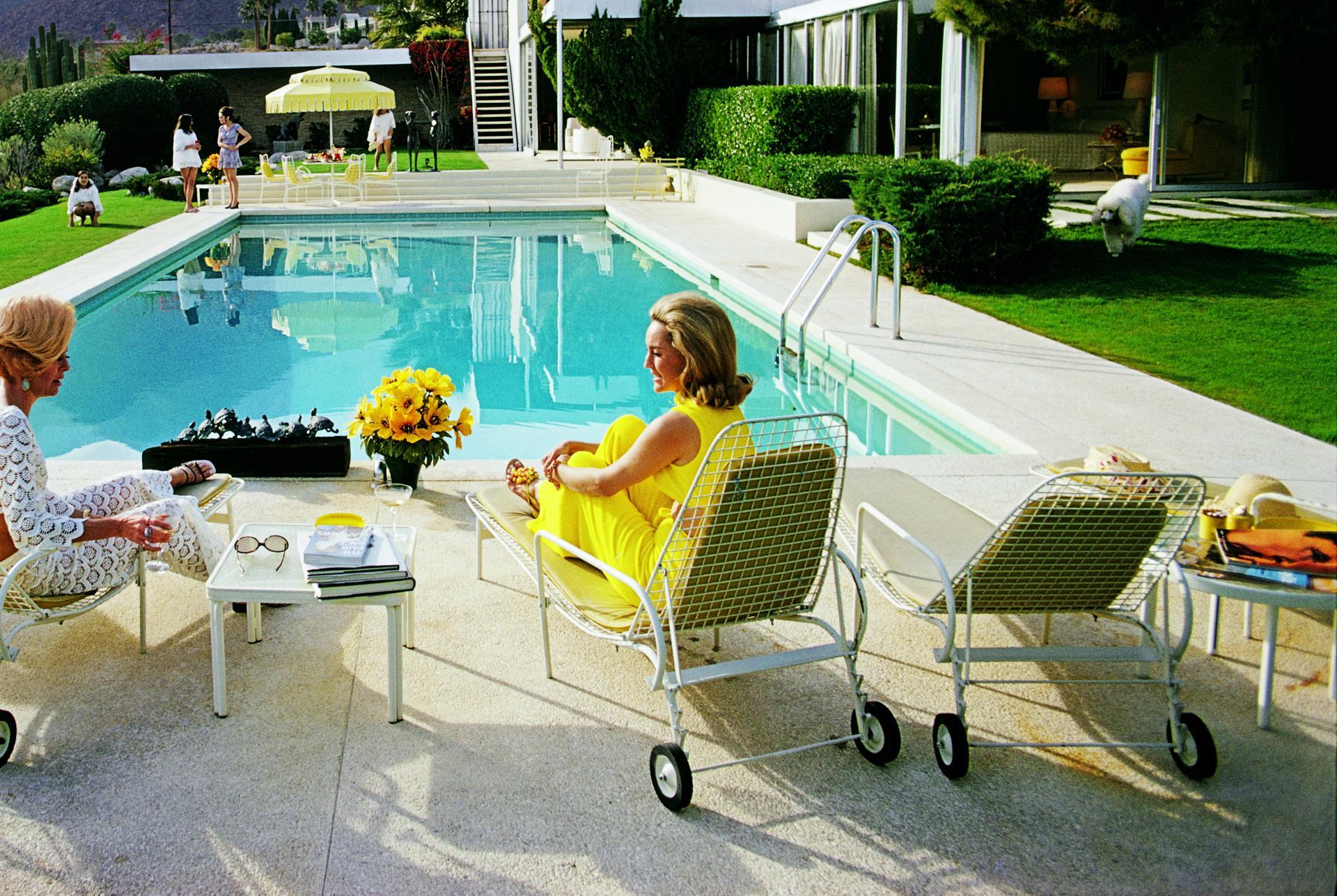 Catch Up By the Pool Estate Edition, Modernistische Architektur, Palm Springs (Grau), Color Photograph, von Slim Aarons