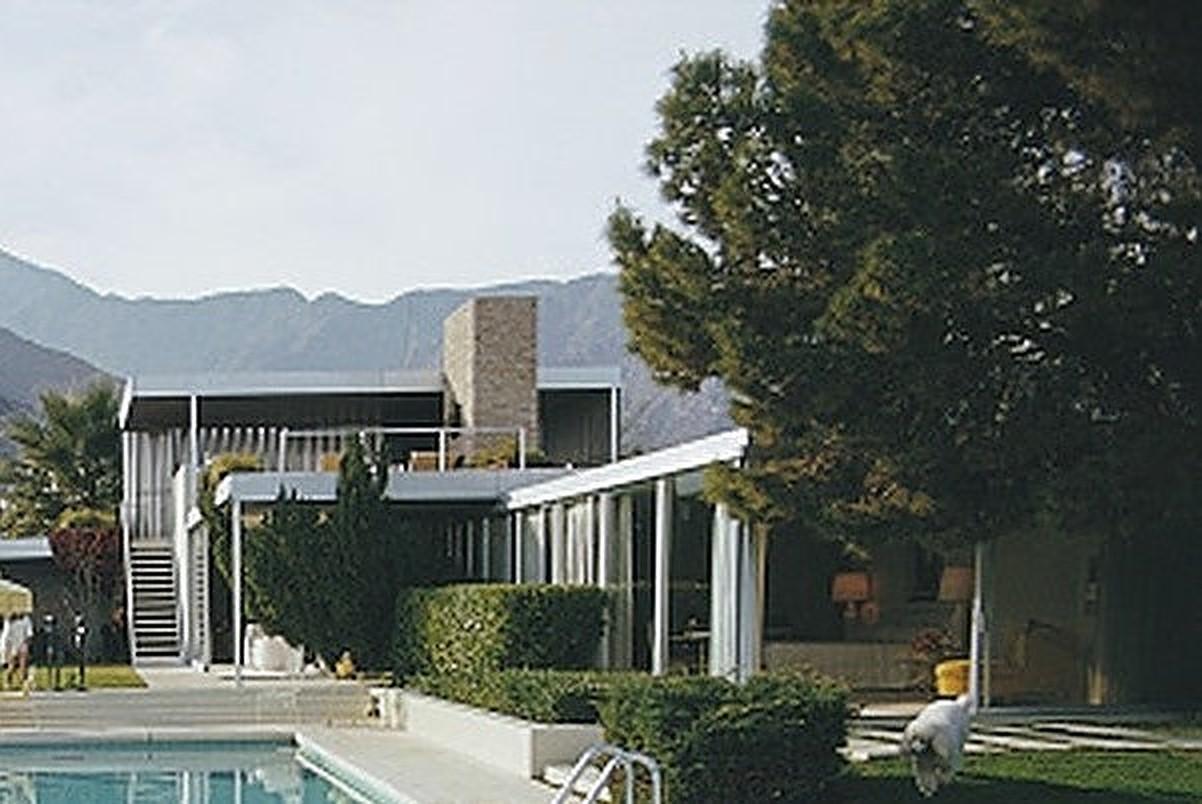 Catch Up by the Pool, 1970 - Edizione limitata con timbro digitale C.C. - Photograph American Modern di Slim Aarons