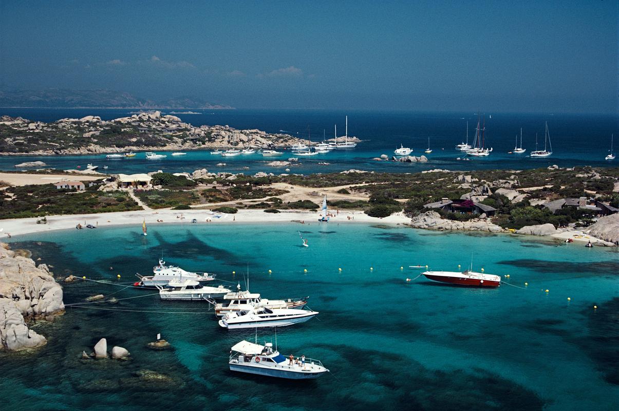 cavallo 1984 Slim Aarons Edition limitée du Domaine 

circa 1984 : Les yachts des vacanciers trouvent un havre de paix au large de l'île méditerranéenne de Cavallo, en Corse.

Produit à partir de la transparence originale
Certificat d'authenticité