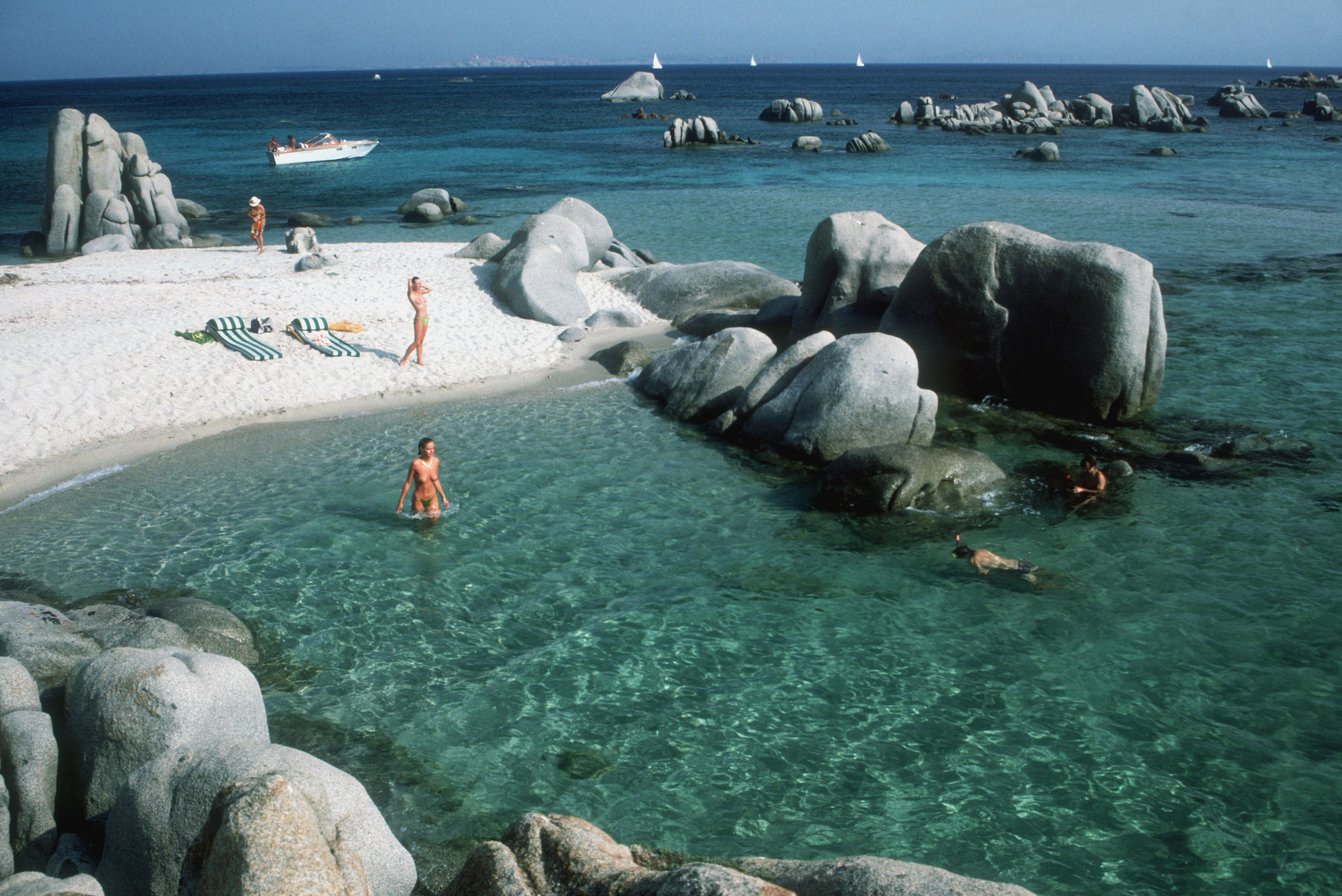 cavallo Bathers' 1984 Slim Aarons Limited Estate Edition Druck 

1984, Die Insel Cavallo, vor der Küste Korsikas.

Hergestellt aus der Originalfolie
Mitgeliefertes Echtheitszertifikat 
Archiv gestempelt

Papierformat  24x20 Zoll / 60 x 50 cm