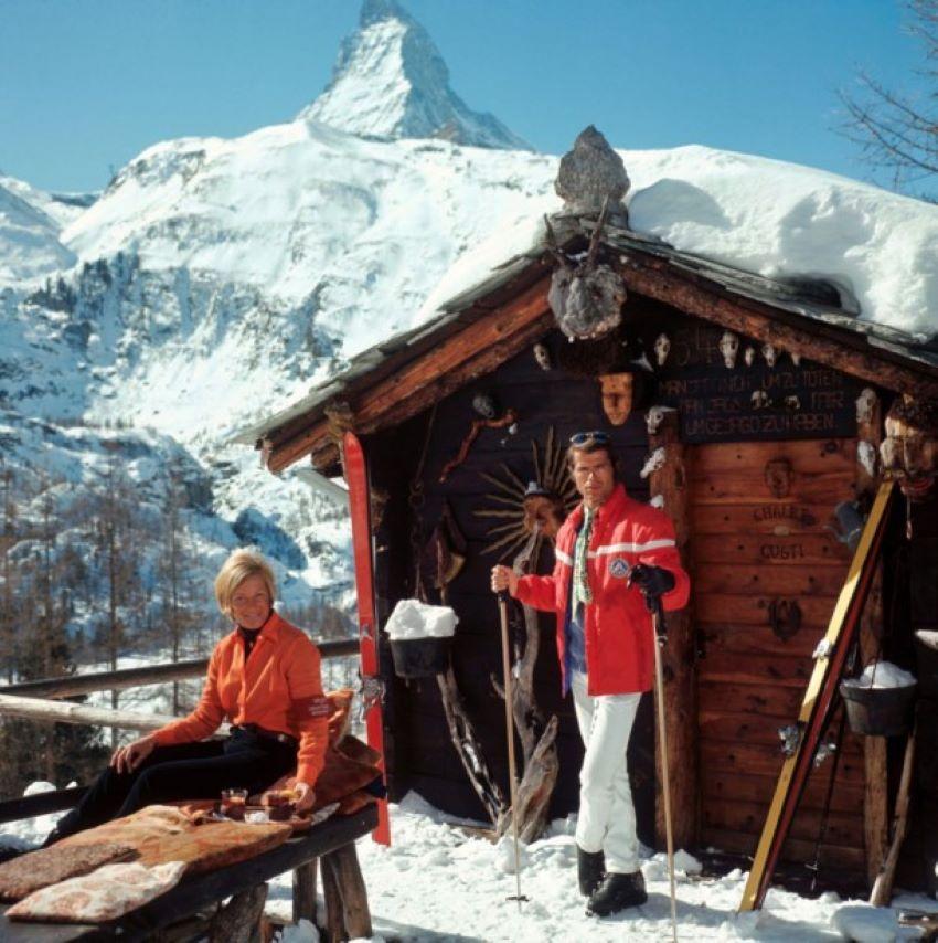 Chalet Costi

 1968 

 Skiers outside the Chalet Costi in Zermatt, 1968. 

Photo by Slim Aarons

40x40” / 101 x 101 cm - paper size 
Archival pigment print
unframed 
(framing available see examples - please enquire) 

Estate Stamped Edition