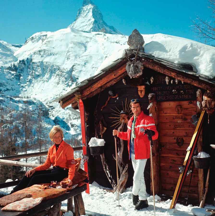 Skieurs devant le Chalet Costi à Zermatt, 1968. (Photo par Slim Aarons/Hulton Archive/Getty Images)

Cette photographie fait partie de l'édition limitée à 150 exemplaires de la succession
30x30"
C-print, d'après le transparent original
Imprimé plus