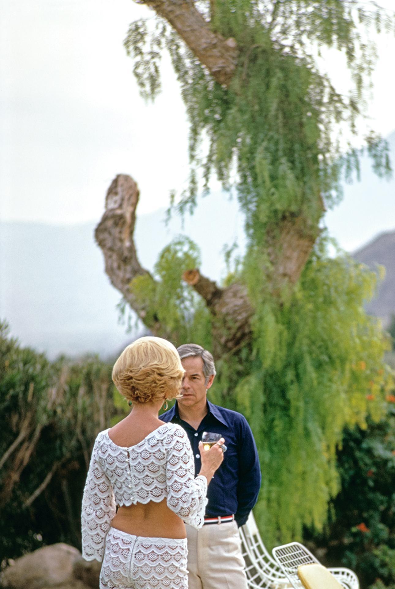 Champagner am Pool, Palm Springs, Nachlassausgabe, Porträtfotografie (Grau), Color Photograph, von Slim Aarons