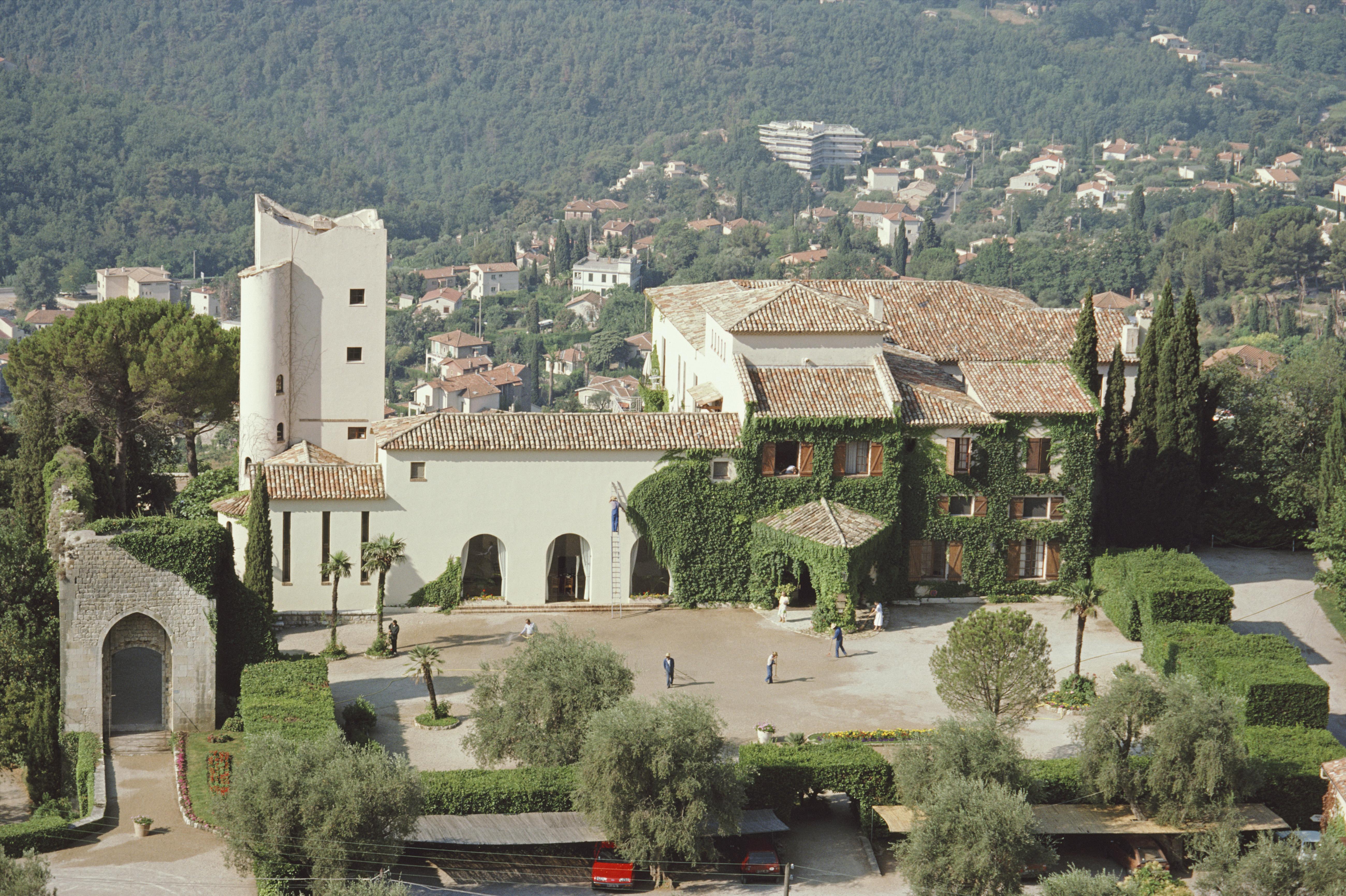 'Chateau Saint-Martin' 1986 Slim Aarons Limited Estate Edition Print 

The Chateau Saint-Martin, a luxury hotel in Vence on the Cote d'Azur, France, 1986. The building was once a Commanderie of the Knights Templar, dating back to the 12th century.