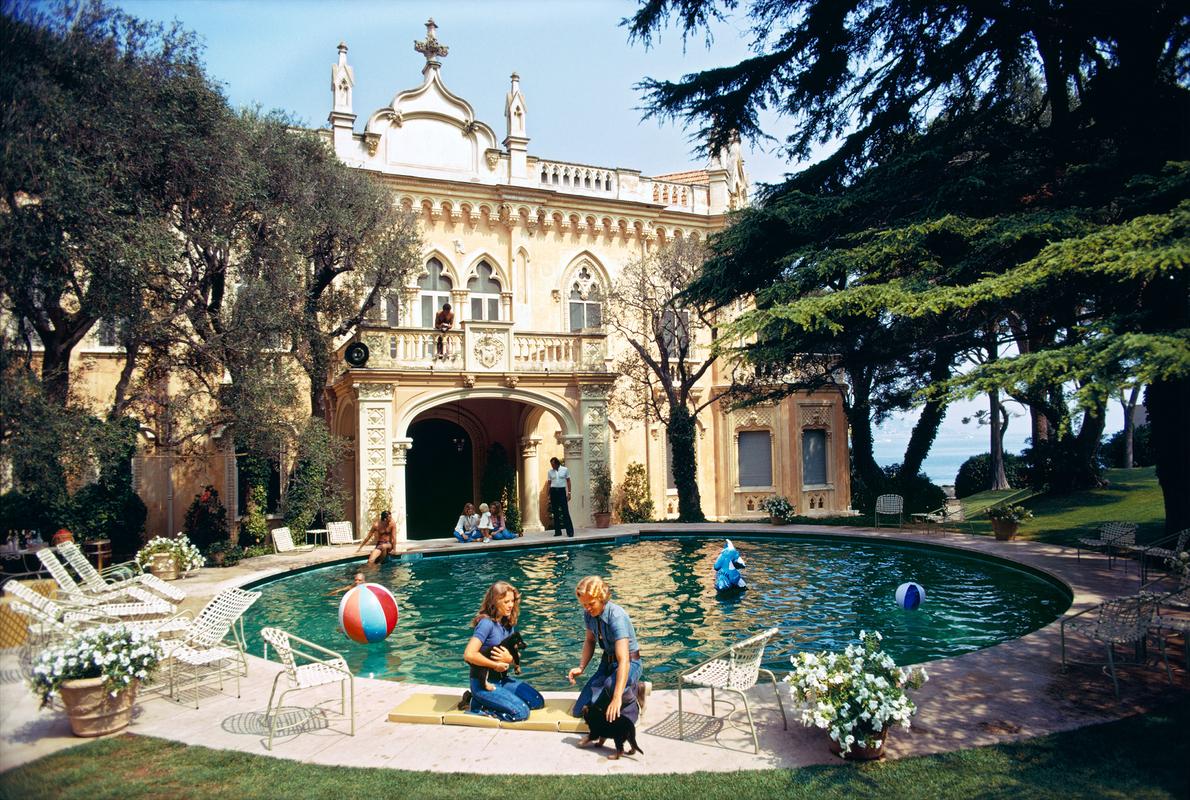 Château St-Jean 

Des invités autour de la piscine du Château St. Jean, propriété de Rosemarie Kanzler Marcie Riviere, CAP FERRAT, France, septembre 1973. 

Magnifique mesure d'impression  20 x 24" inches / ca 51 x 61 cm's.
 
Collection Samped