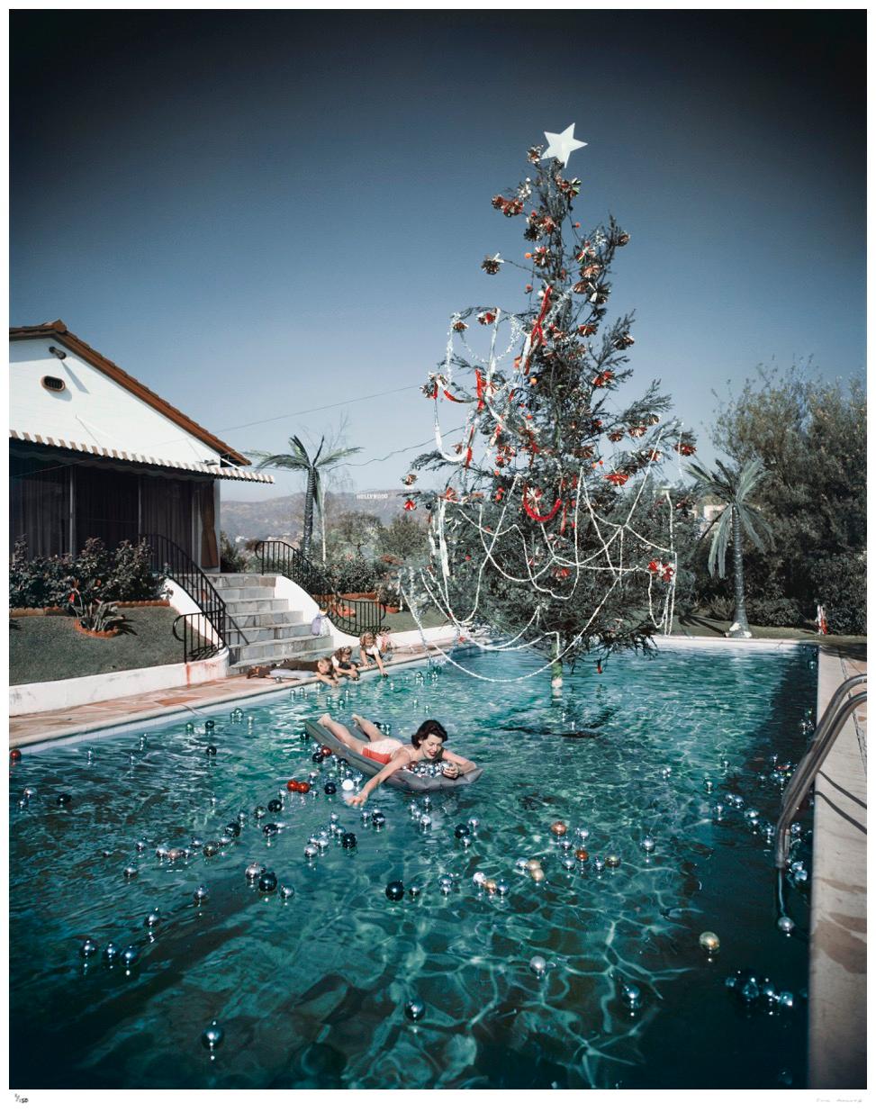 Weihnachtsschwimmen 1954 Slim Aarons Estate, gestempelte Auflage  im Angebot 1