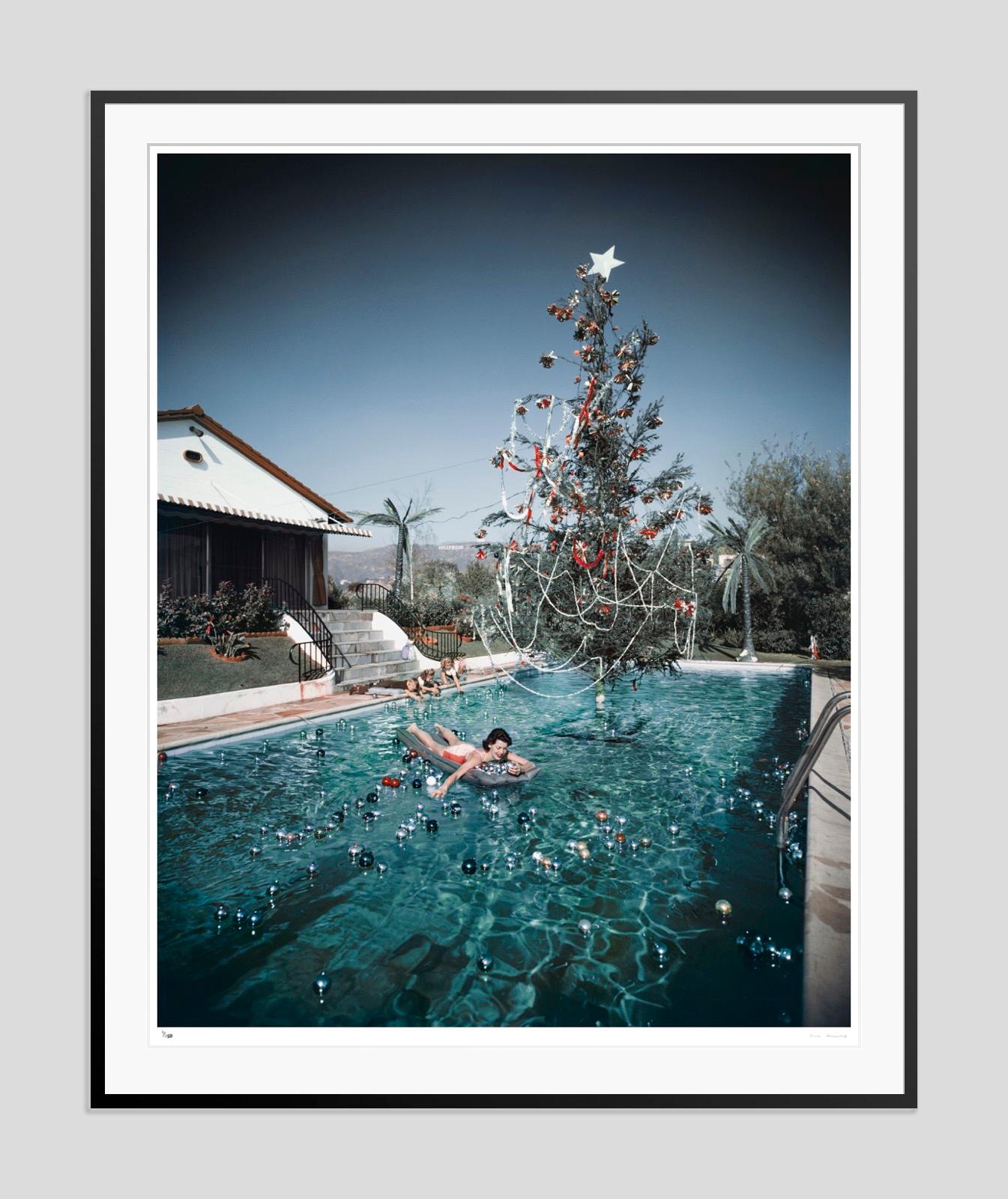 Weihnachtsschwimmen 1954 Slim Aarons Estate, gestempelte Auflage  im Angebot 2
