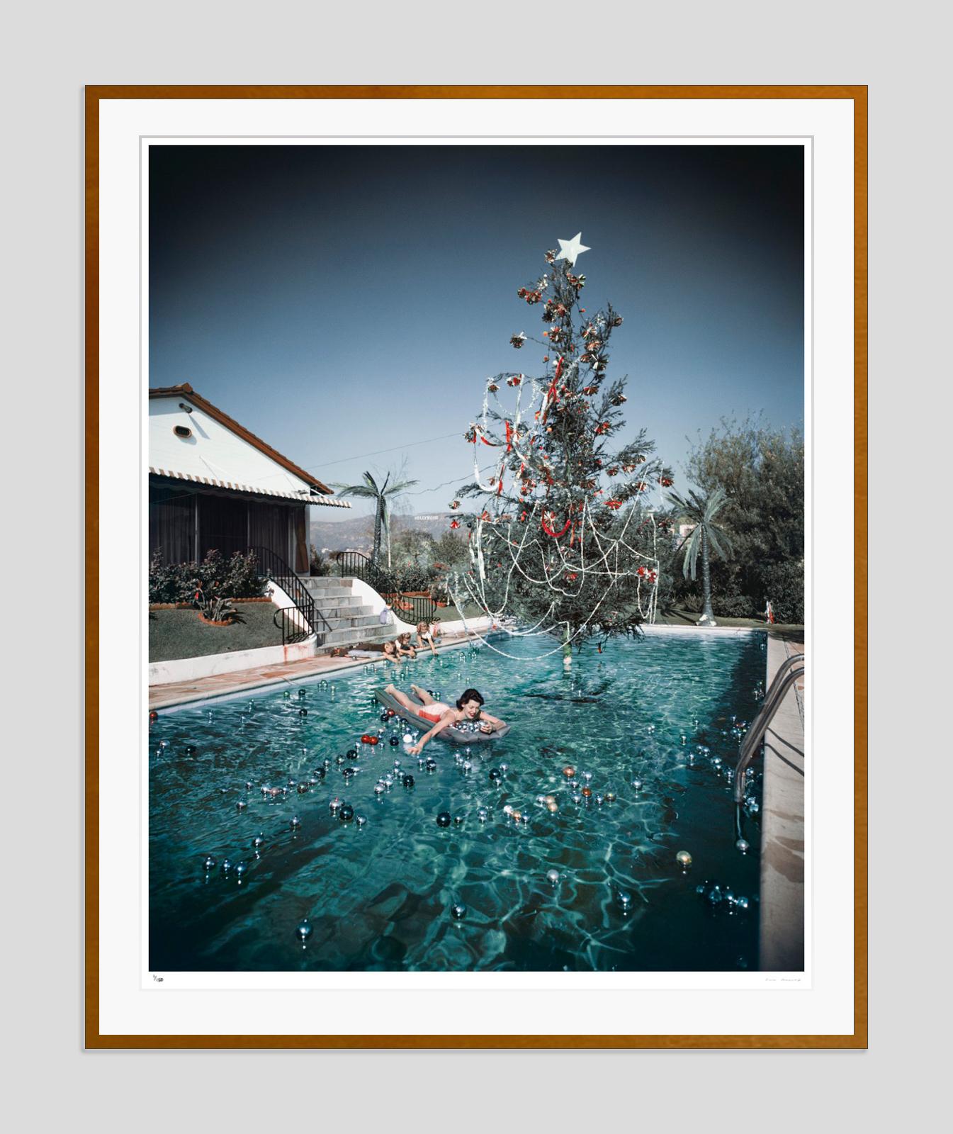 Weihnachtsschwimmen 1954 Slim Aarons Estate, gestempelte Auflage  im Angebot 3