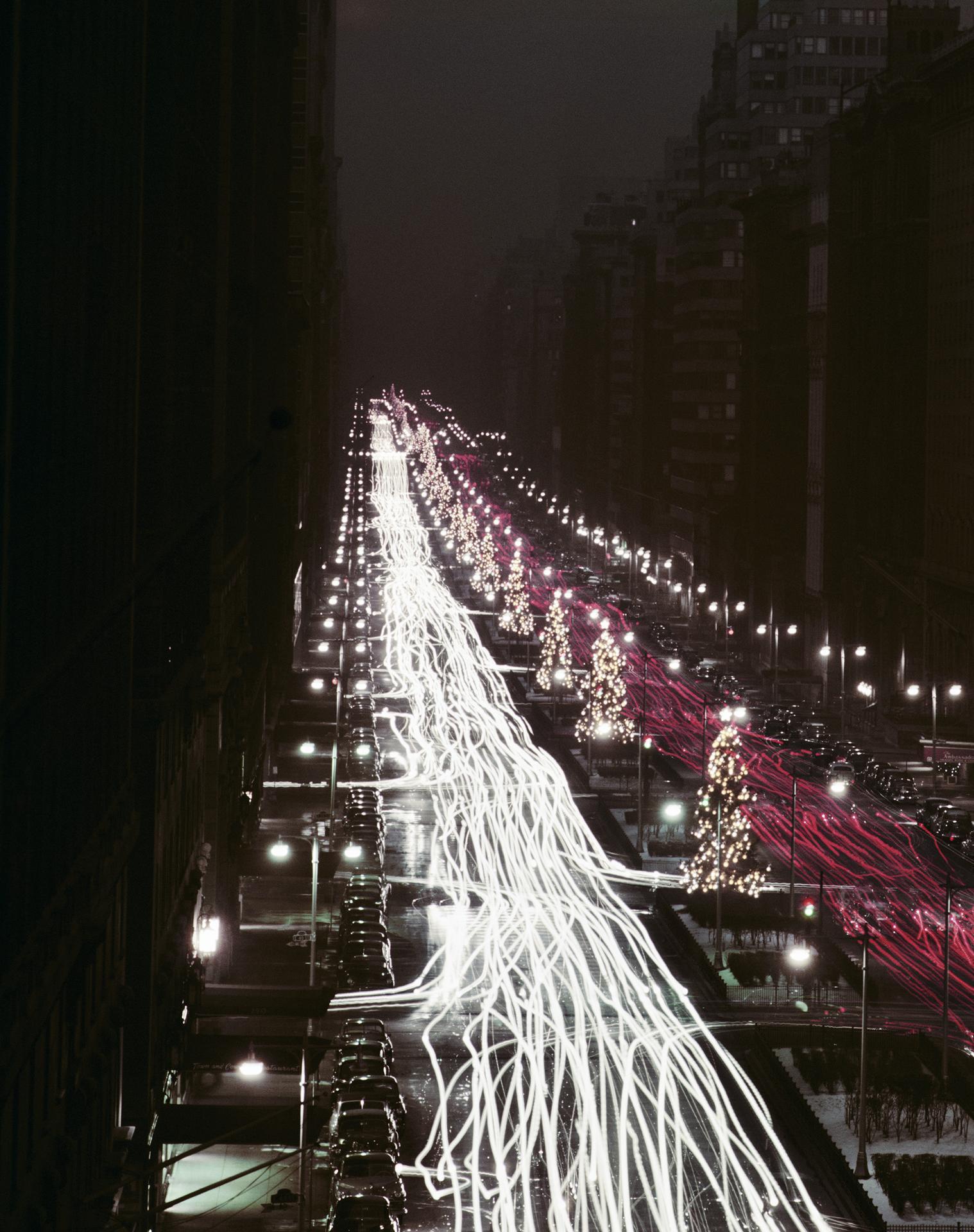 Traffic de Noël, New York, Édition de succession, photographie à longue exposition - Noir Landscape Photograph par Slim Aarons