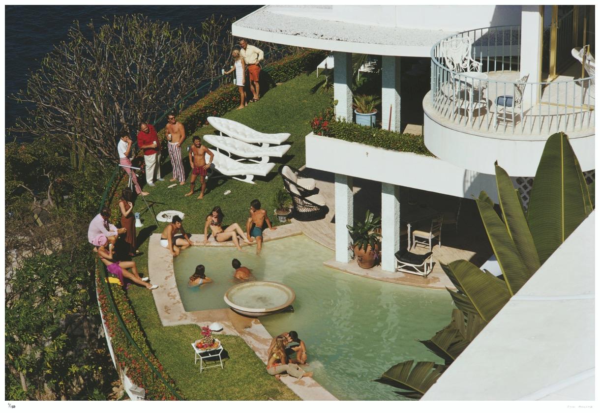 Piscina Clifftop 1971 - Slim Aarons 

Ospiti intorno alla piscina sulla scogliera della villa di Warren Avis "La Barranca", Las Brisas, Acapulco, Messico, gennaio 1971.

20 x 24" pollici / 51 x 61 cm formato carta 

Foto di Slim Aarons

Stampato