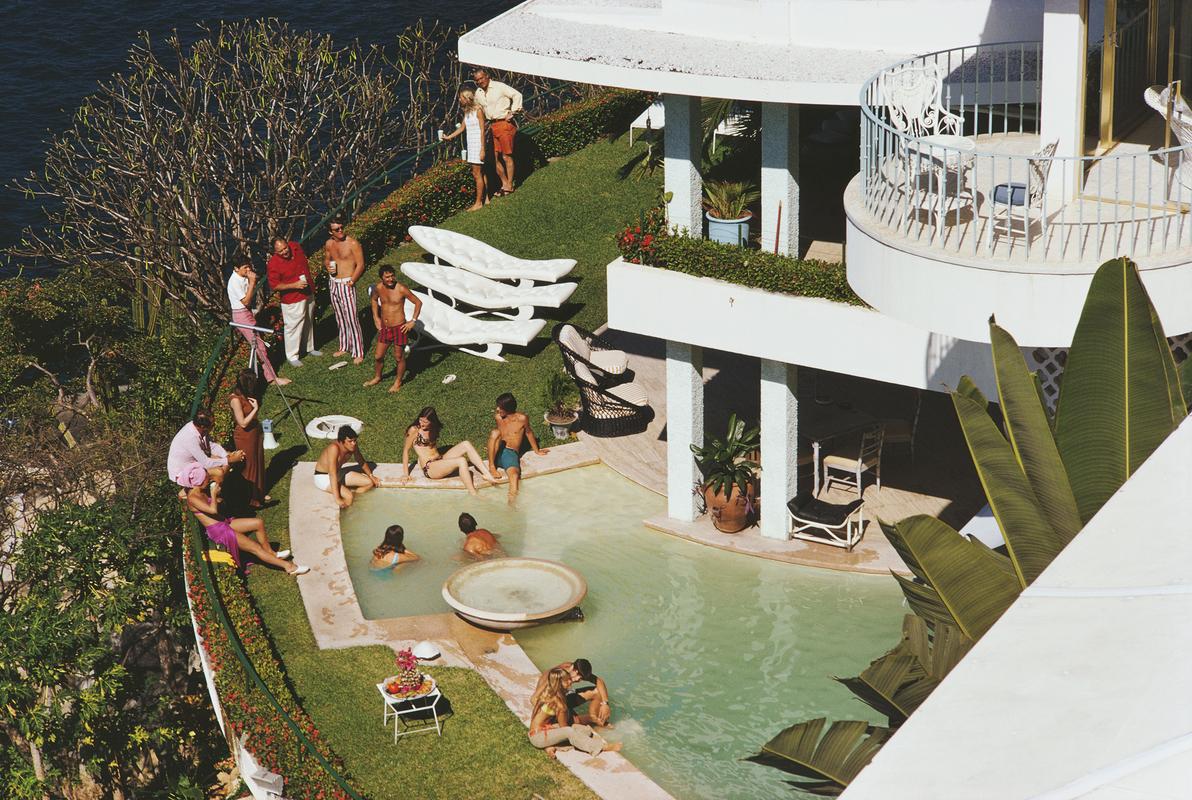 'Clifftop Pool'

Guests around the clifftop pool at Warren Avis' villa 'La Barranca', Las Brisas, Acapulco, Mexico, January 1971. 

Paper Size  24x20 inches / 60 x 50 cm 
 
Estate Stamped Collection Edition to 150 

Photo by Slim Aarons

Printed in