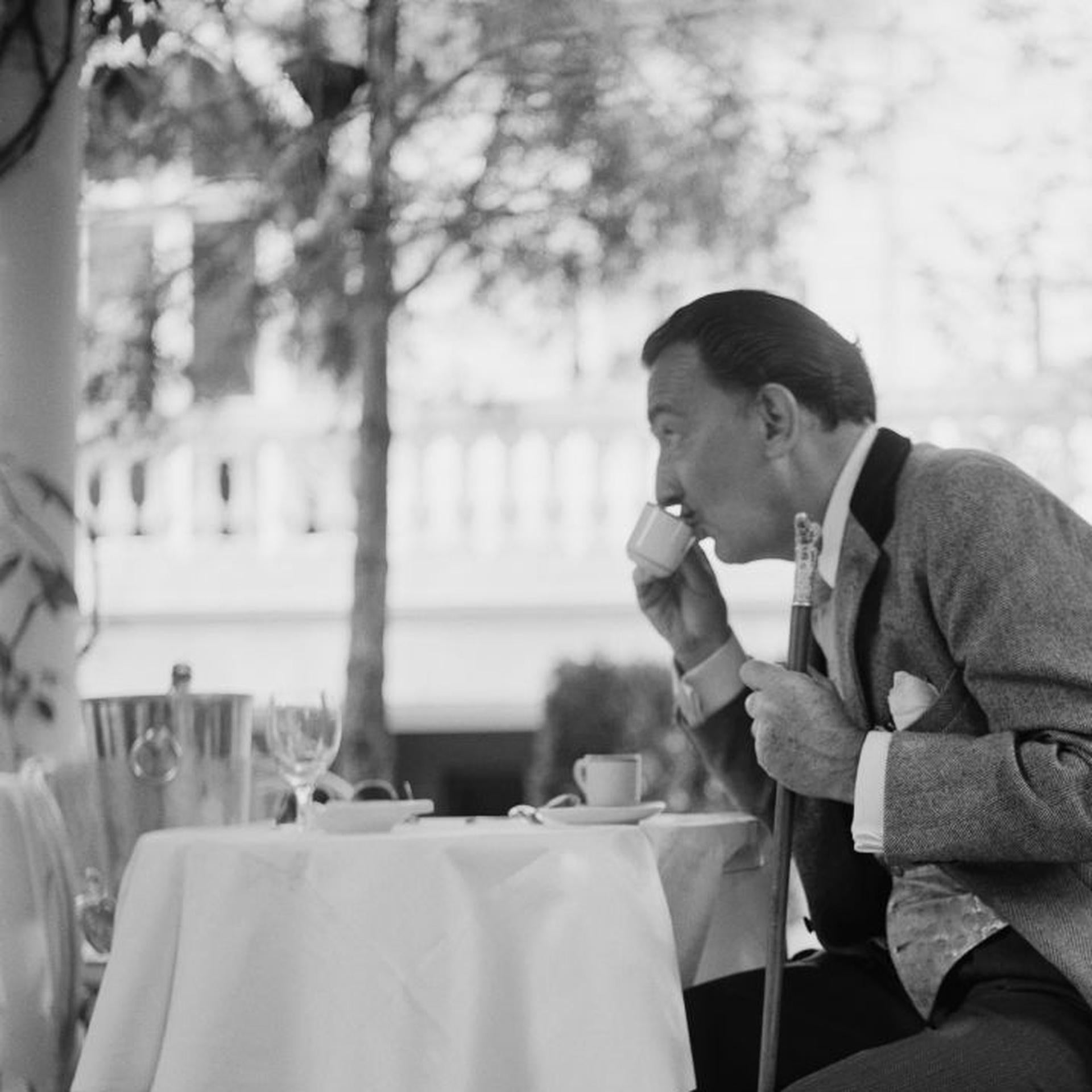 Coffee With Dalí, Madrid, Estate Edition, Portrait Photograph - Figurative Photograph Grigio di Slim Aarons