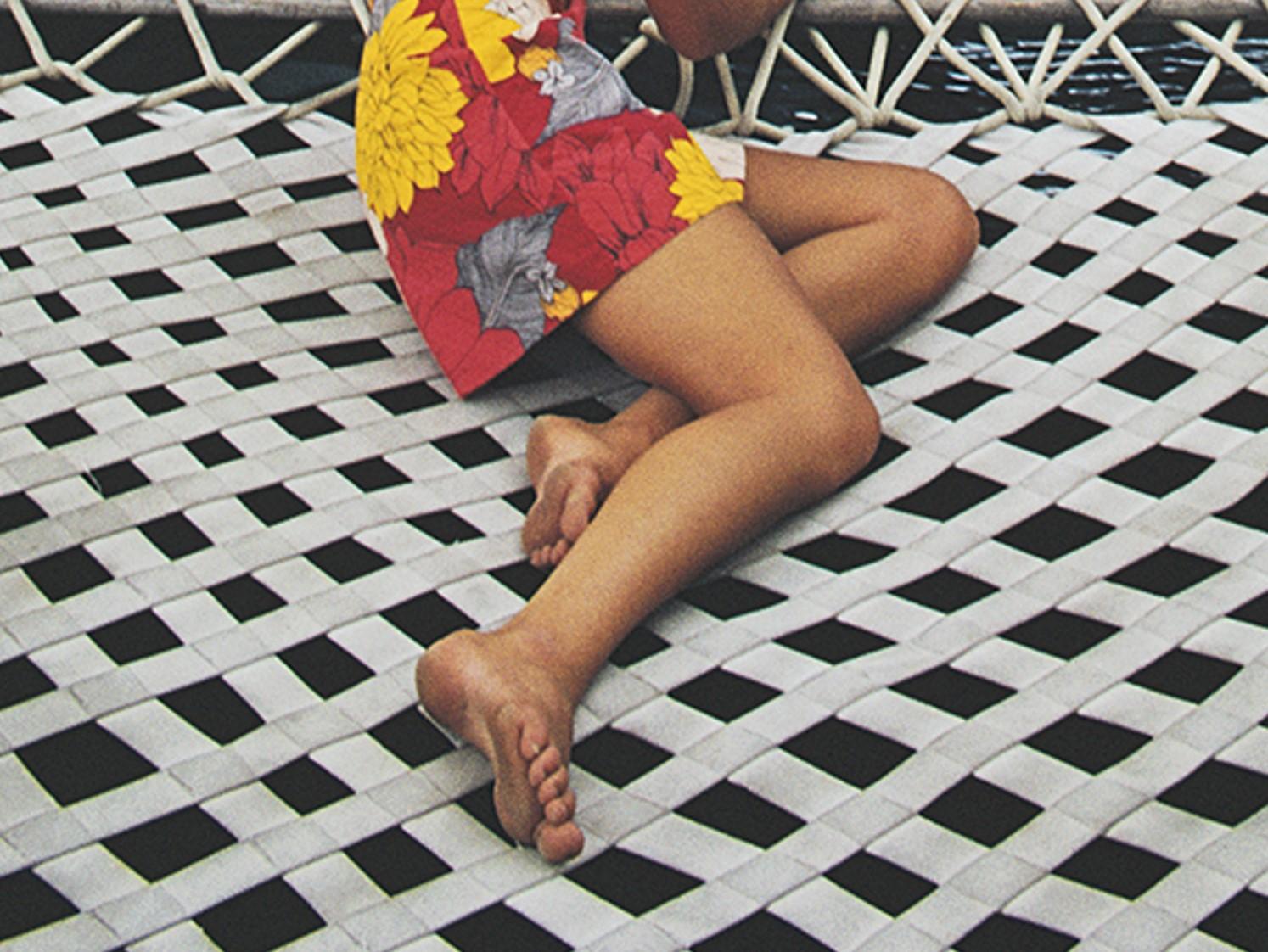 Equipage coloré, 1970 - Bermudes Voile Island Living Yacht Day Trips Bermuda - Modernisme américain Photograph par Slim Aarons