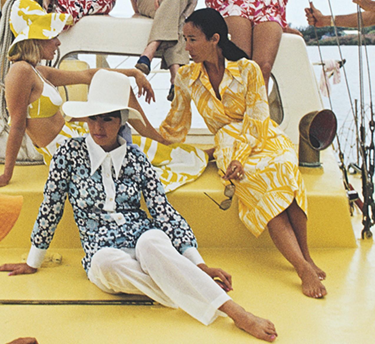 Equipage coloré, 1970 - Bermudes Voile Island Living Yacht Day Trips Bermuda - Gris Landscape Photograph par Slim Aarons