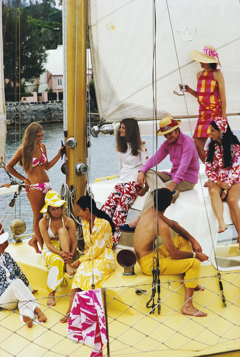Bunte Crew

1970

Eine Gruppe bunt gekleideter Urlauber auf einer Jacht, Bermuda, Juni 1970. 

Von Slim Aarons

40x30" / 76x101 cm - Papierformat 
C-Typ Druck
ungerahmt 


Nachlassgestempelte Ausgabe 
Auflage von insgesamt 150 Stück 
Mit Tinte