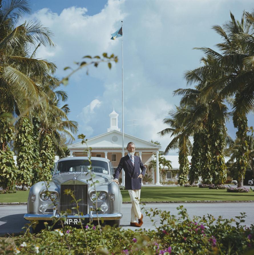 Comandante Whitehead 
1974
da Slim Aarons

Slim Aarons Edizione Limitata Estate

Il comandante Edward Whitehead (1908 - 1978), il volto pubblico di Schweppes, si appoggia a una Rolls Royce argentata a Lyford Cay, nell'isola di New Providence,
