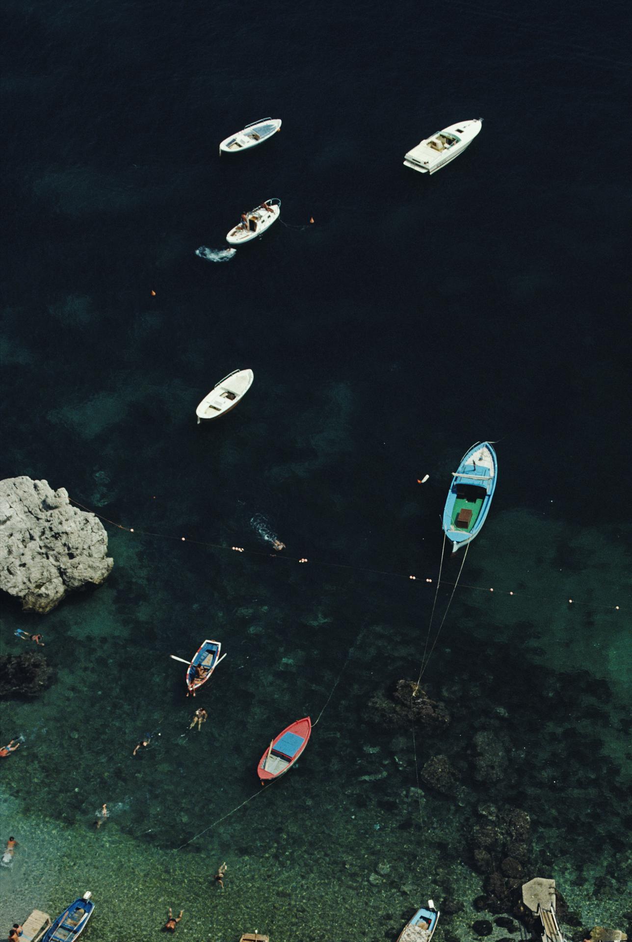 Conca dei Marini, Édition de succession - Noir Portrait Photograph par Slim Aarons