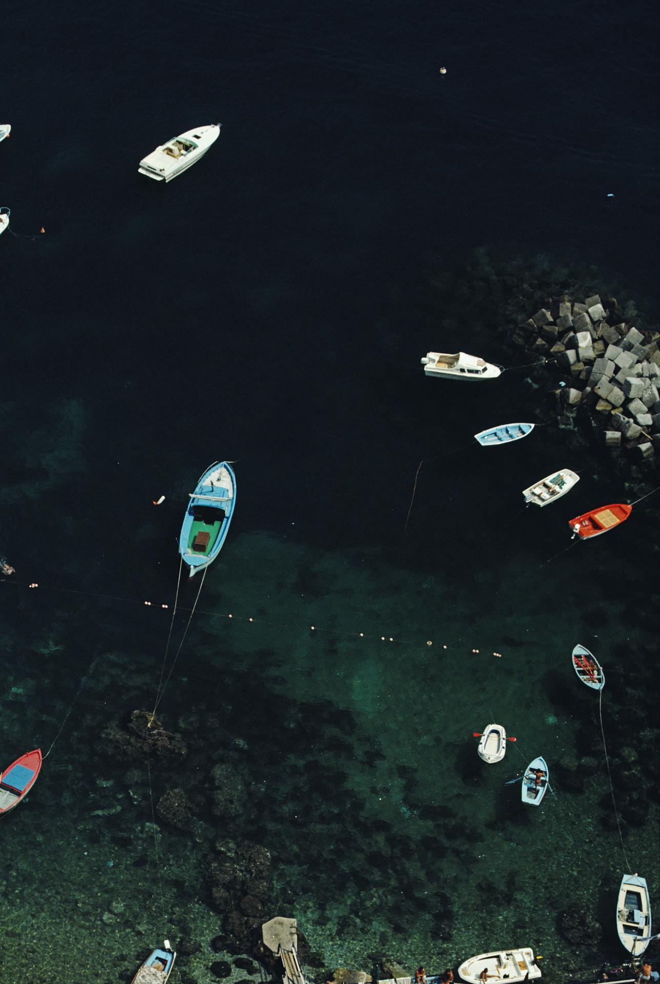 Eine belebte Bucht in Conca dei Marini, an der Amalfiküste in Italien, August 1984. 

Slim Aarons Estate Edition, inklusive Echtheitszertifikat
Nummeriert und gestempelt vom Slim Aarons Estate
Der Sammler erhält die nächste Nummer der