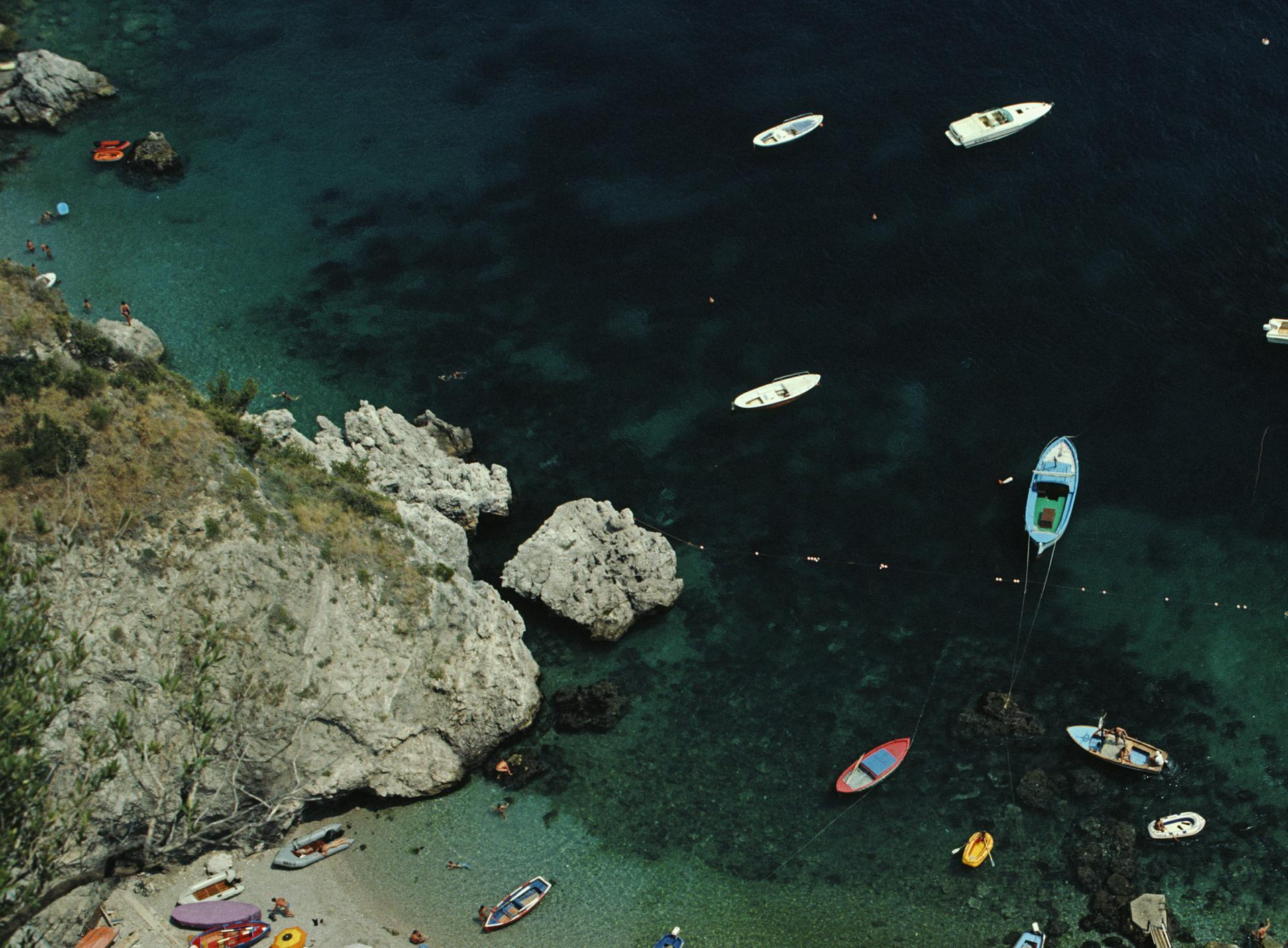 Conca dei Marini, Edición Estate - Color Photograph Negro de Slim Aarons