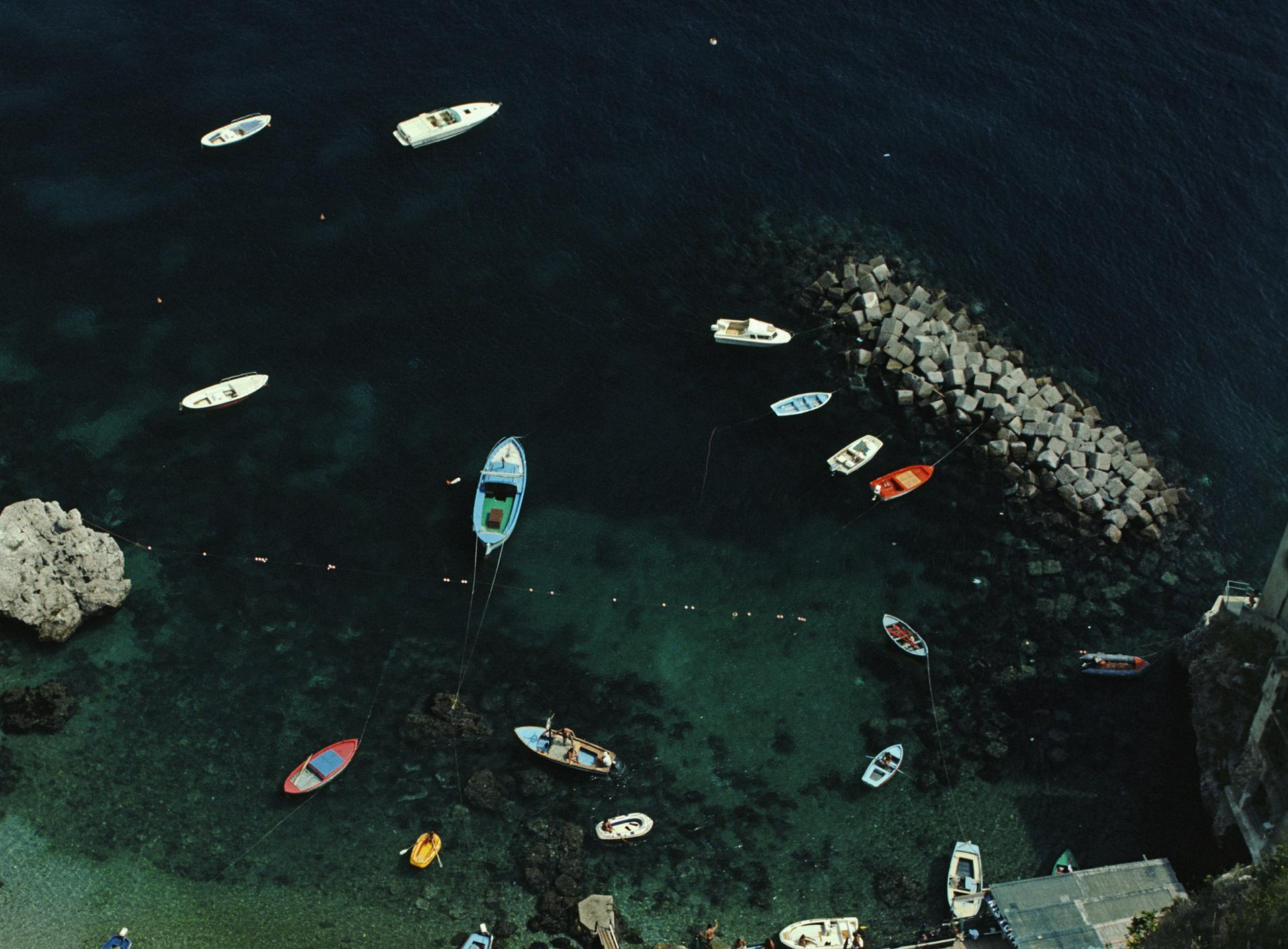 Una concurrida bahía en Conca dei Marini, en la costa de Amalfi (Italia), agosto de 1984. 

Slim Aarons Estate Edition, Certificado de autenticidad incluido
Numerado y sellado por el patrimonio de Slim Aarons
El coleccionista recibirá el siguiente