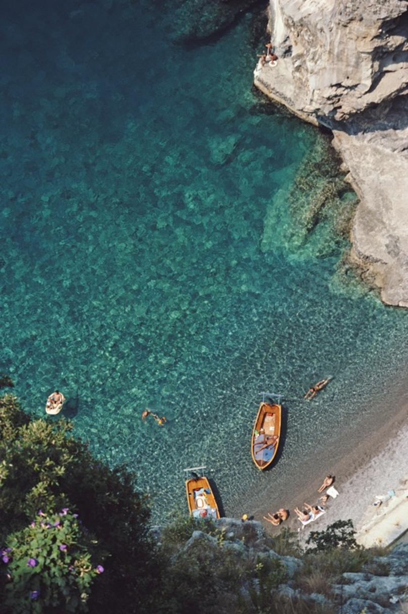 Conca dei Marini 
1984
da Slim Aarons

Slim Aarons Edizione Limitata Estate

Una tranquilla baia a Conca dei Marini, sulla Costiera Amalfitana, agosto 1984.

non incorniciato
c stampa di tipo
stampato 2023
24 x 20"  - formato carta

Limitato a 150