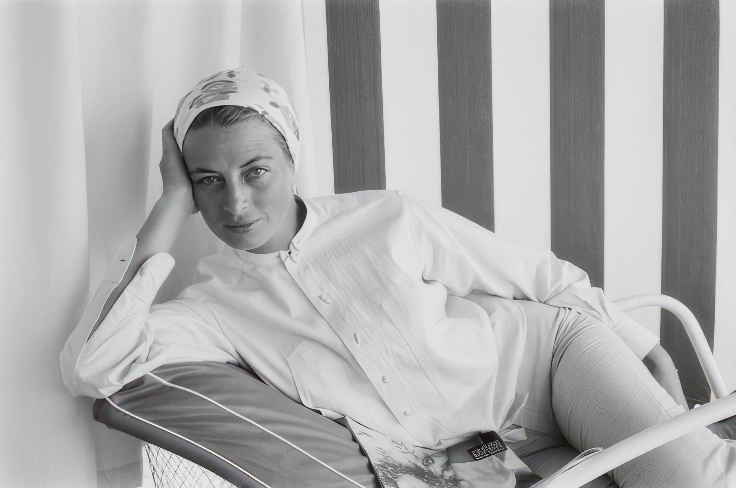 Slim Aarons Black and White Photograph – Cool Capucine (Ausgabe von Aarons Nachlass)