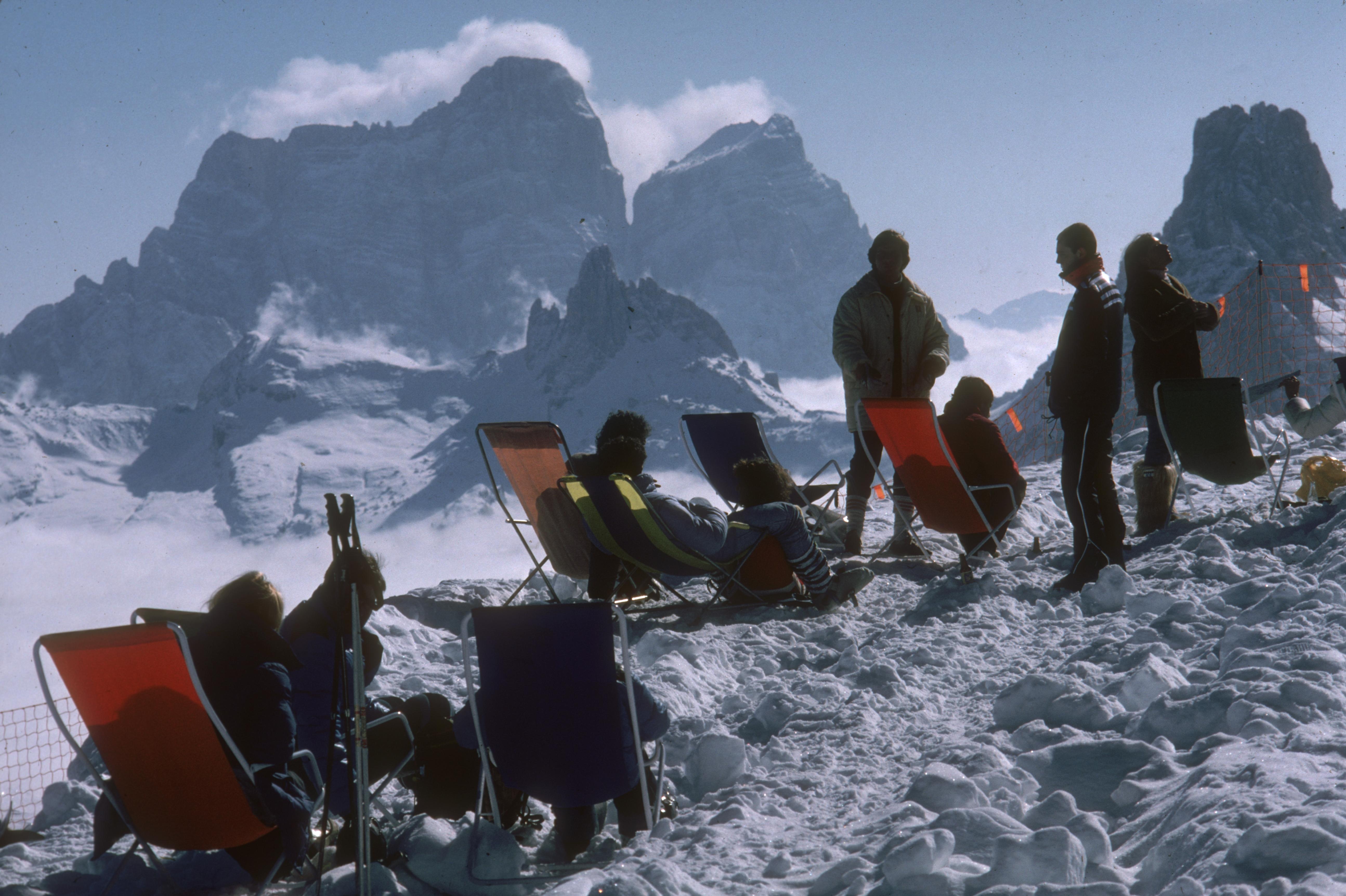 'Cortina d'Ampezzo' 1982 Slim Aarons Limited Estate Edition Print 

A rest from skiing at Cortina d'Ampezzo, March 1982. 

Produced from the original transparency
Certificate of authenticity supplied 
Archive stamped

Paper Size  24x20 inches / 60 x