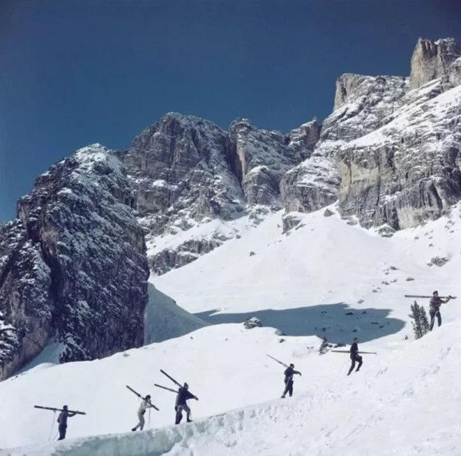 Cortina dAmpezzo 
1962
von Slim Aarons

Slim Aarons Limited Estate Edition

Skifahrer laufen einen Berg in Cortina D'Ampezzo, einem Skigebiet in Norditalien, hinauf, 1962.

ungerahmt
C-Typ
gedruckt 2023
20 x 20"  - Papierformat

Begrenzt auf 150