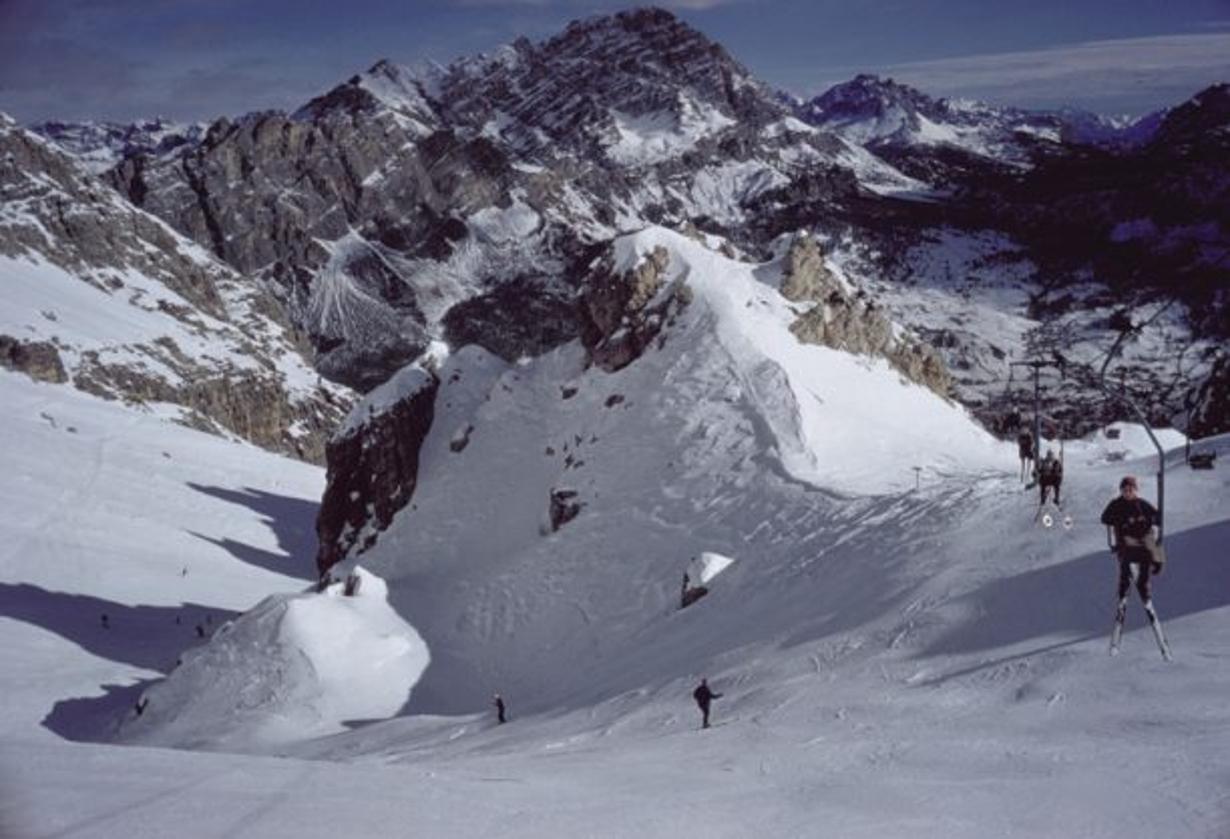 Cortina d’Ampezzo 
1962
by Slim Aarons

Slim Aarons Limited Estate Edition

A chairlift up the mountain in Cortina d’Ampezzo, February 1962.

unframed
c type print
printed 2023
16×20 inches - paper size


Limited to 150 prints only – regardless of