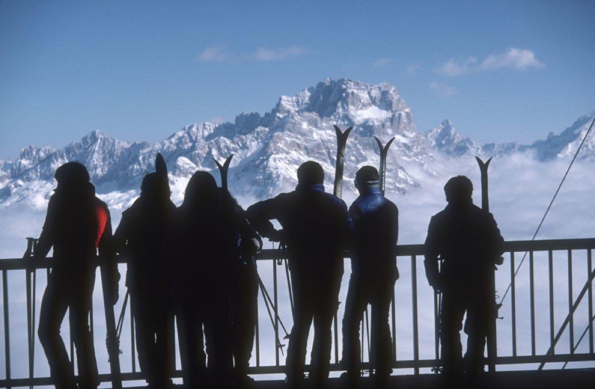'Cortina D’Ampezzo View' 1982 Slim Aarons Limited Estate Edition

A group of skiers admire the view across the valley at Cortina d’Ampezzo, Italy, March 1982.

Produced from the original transparency
Certificate of authenticity supplied 
30x40