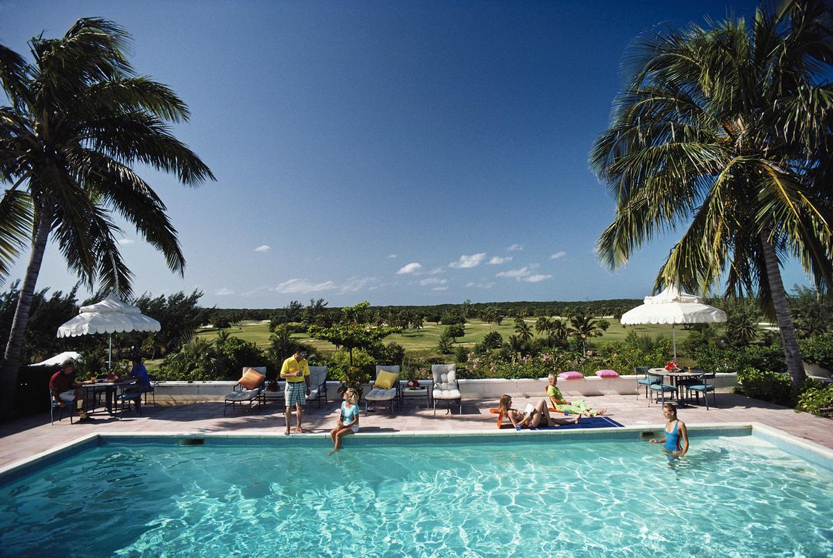 cotton Bay" 1982 Slim Aarons Edition limitée du Domaine 

La piscine des Campbells à Cotton Bay, sur l'île d'Eleuthera aux Bahamas, novembre 1982.

Produit à partir de la transparence originale
Certificat d'authenticité fourni 
Archives