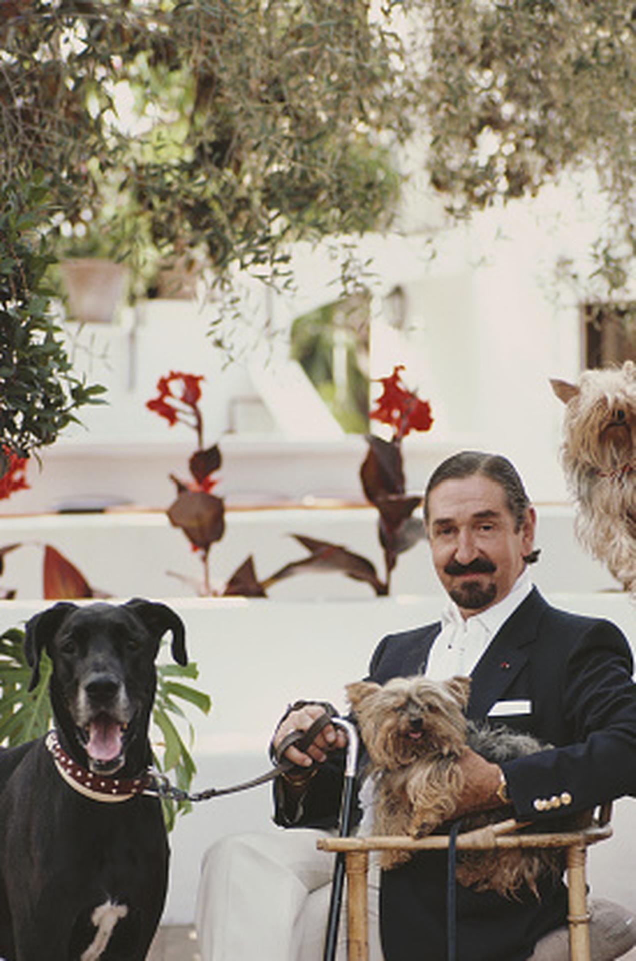 Graf und Gräfin Jaime De Mora y Aragon, Marbella, Nachlass Edition Fotografie (Braun), Portrait Photograph, von Slim Aarons