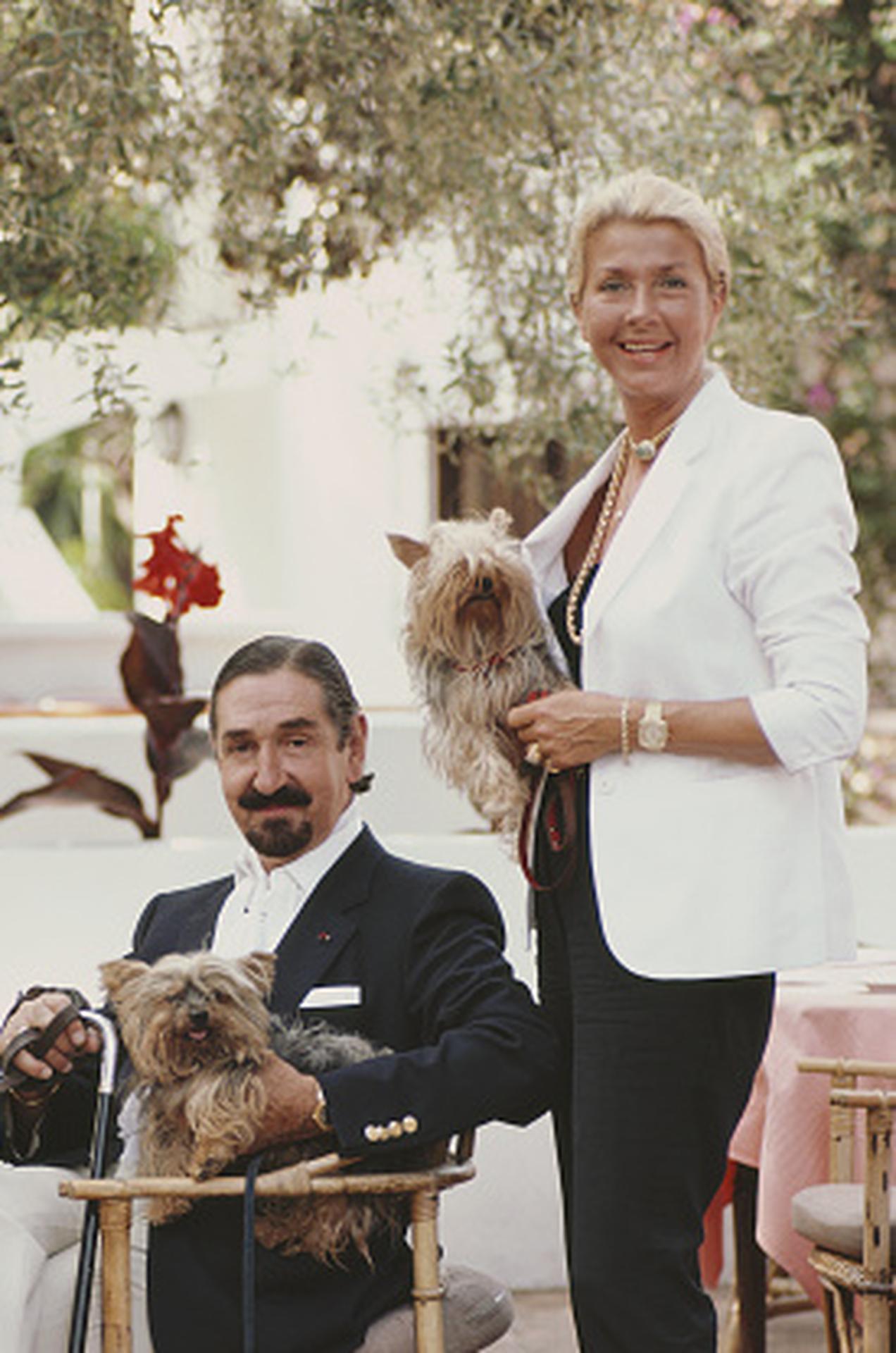 Dieses Porträtfoto aus dem Jahr 1980, aufgenommen vom Society-Fotografen Slim Aarons, zeigt Graf und Gräfin (geborene Margit Ohlson) Jaime de Mora y Aragon mit ihren Hunden auf ihrem Bauernhof in der Nähe von Marbella, Spanien.

Dies ist eine