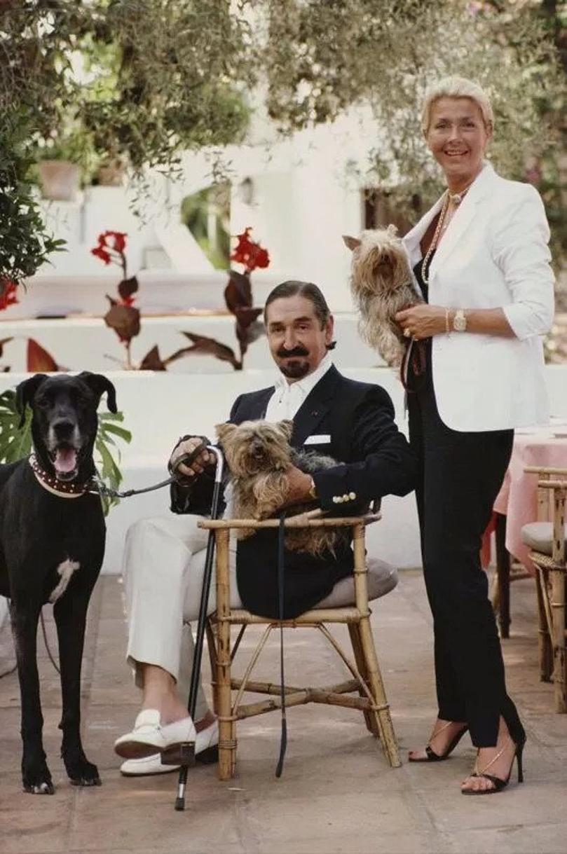 Comte et comtesse Jaime De Mora Y Aragon 
1980
par Slim Aarons

Slim Aarons Limited Estate Edition

 Le comte et la comtesse (née Margit Ohlson) Jaime de Mora y Aragon avec leurs chiens dans leur ferme près de Marbella, Espagne, 1980. 

non