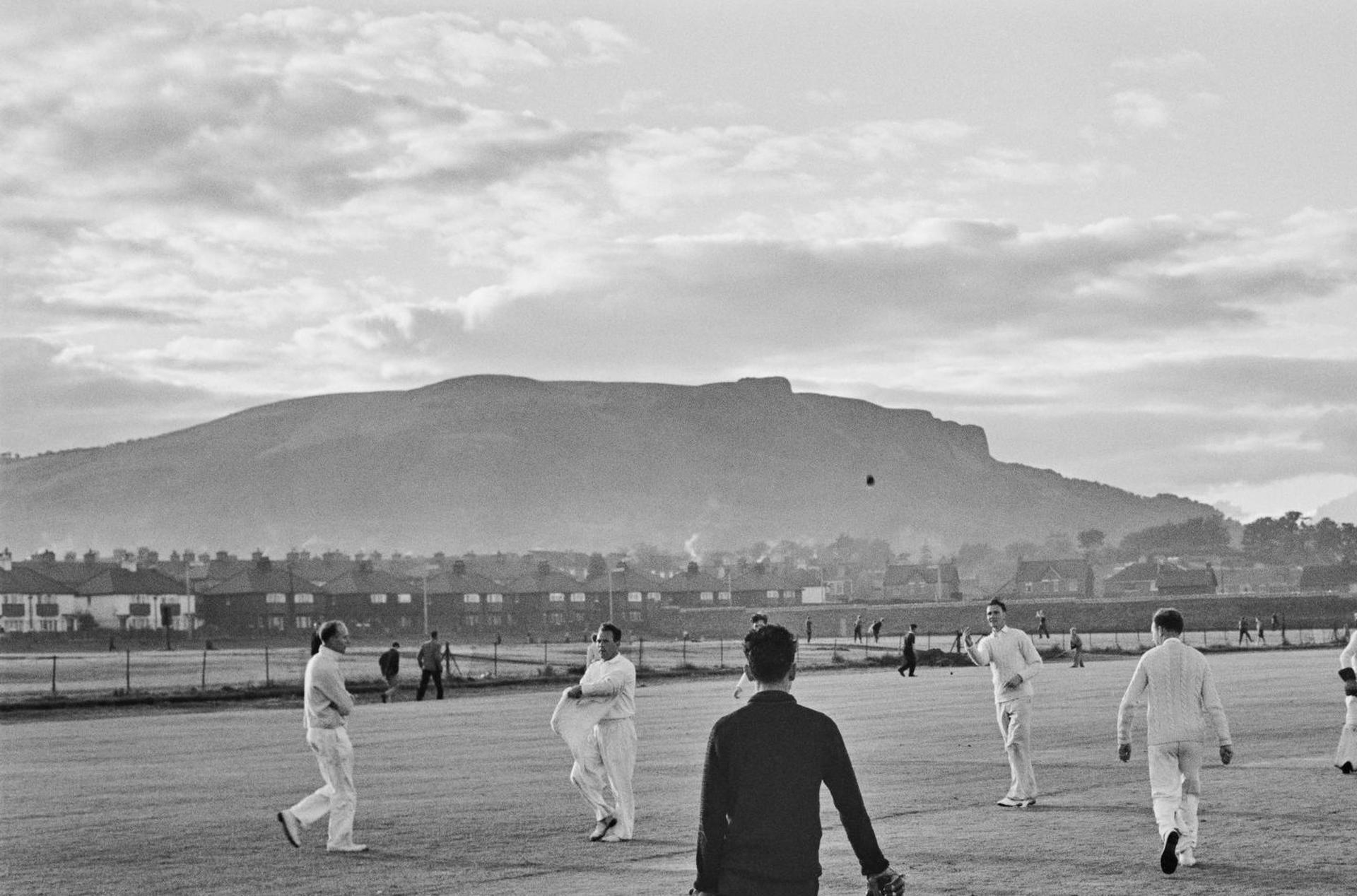 Cricketers on the Pitch, Belfast, Nachlassausgabe, Porträtfotografie (Grau), Portrait Photograph, von Slim Aarons