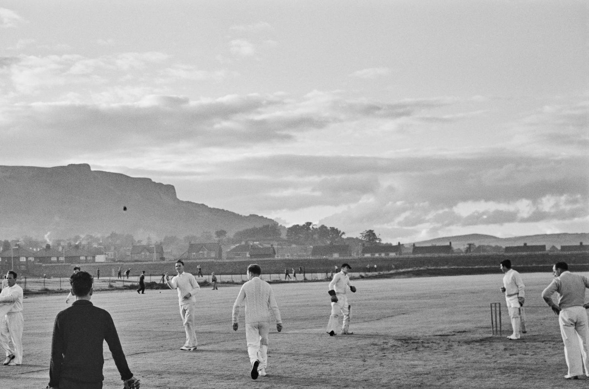 Dieses Porträtfoto des Gesellschaftsfotografen Slim Aarons aus den frühen 1960er Jahren zeigt Kricketspieler auf dem Spielfeld, Belfast, 1962.

Dies ist eine nachlassgestempelte und handnummerierte Auflage von 150 Stück mit Echtheitszertifikat des