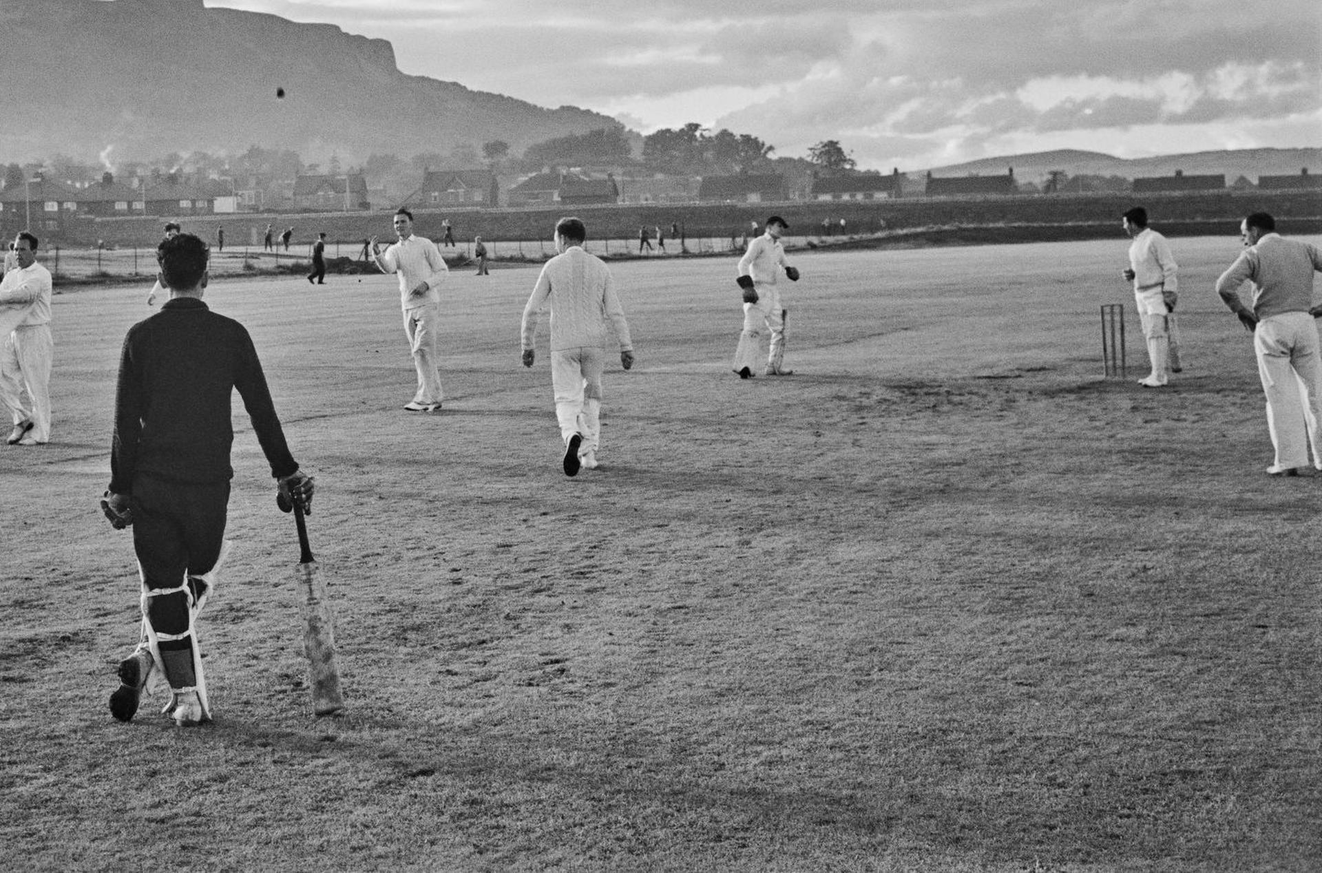 Cricketers on the Pitch, Belfast, Nachlassausgabe, Porträtfotografie im Angebot 1