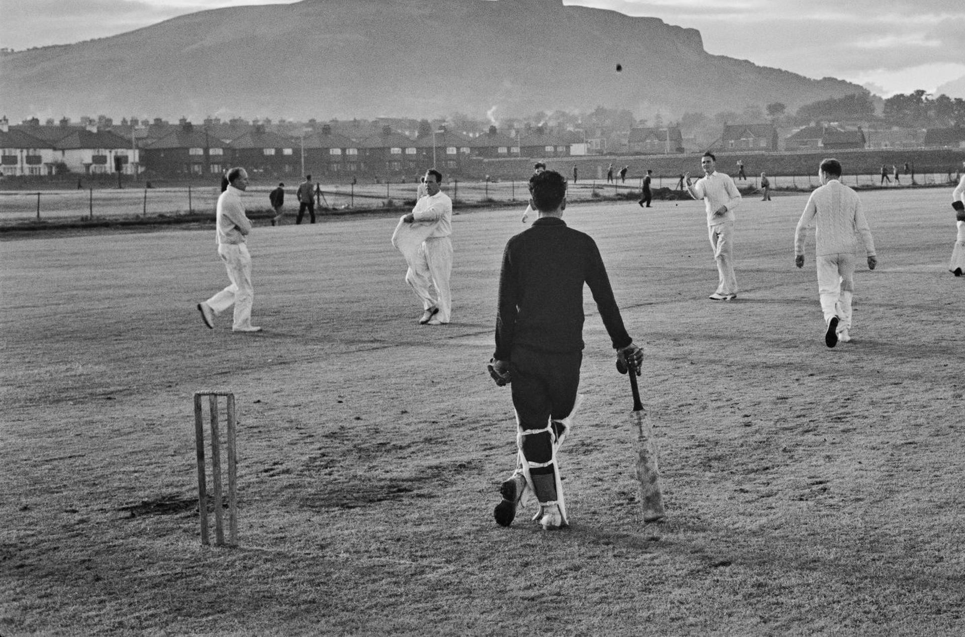 Cricketers on the Pitch, Belfast, Nachlassausgabe, Porträtfotografie im Angebot 2