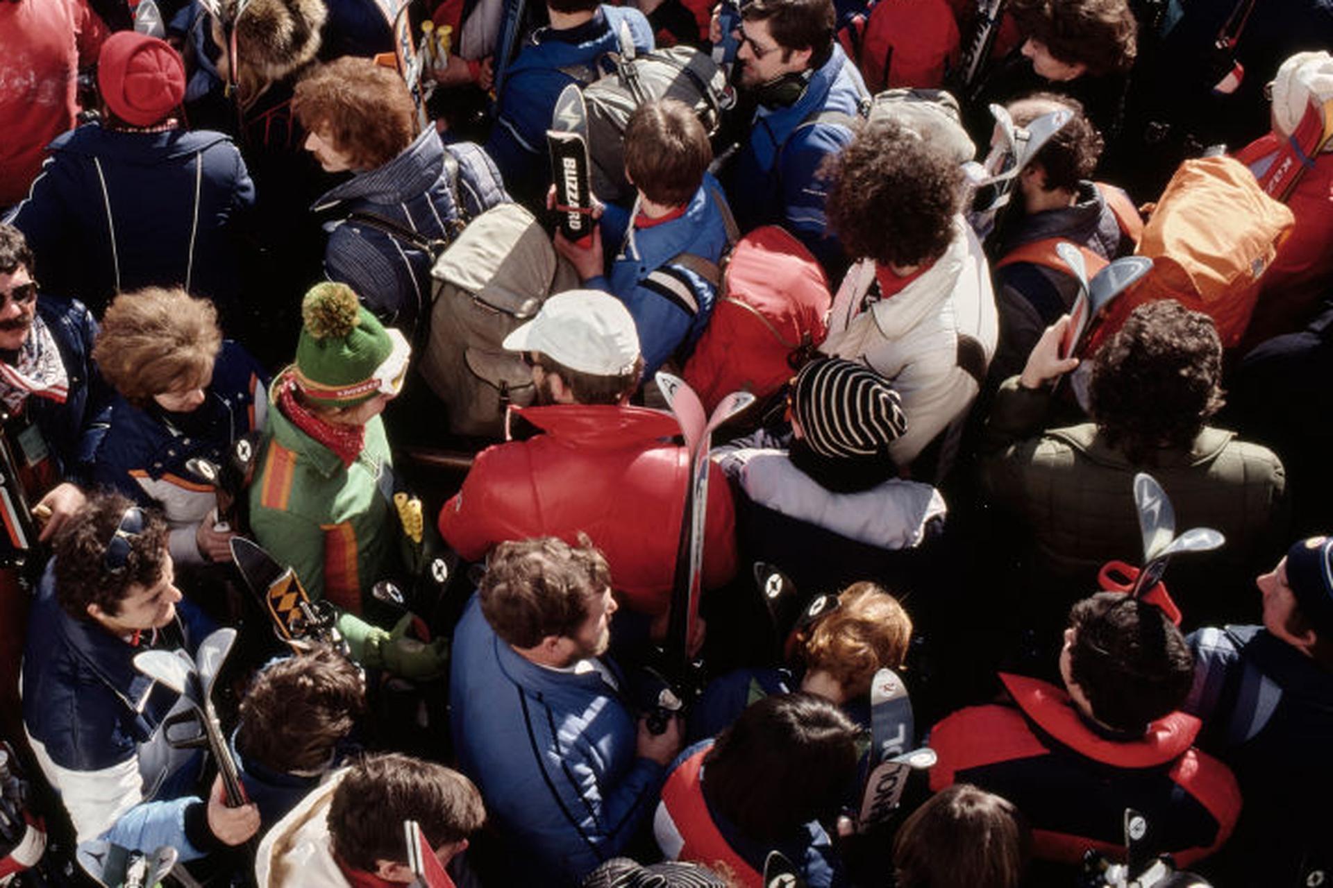 Questo ritratto del 1980, scattato dal fotografo di società Slim Aarons, ritrae degli sciatori che si fanno strada tra le piste di Kitzbühel, in Austria.

Si tratta di un'edizione stampata e numerata a mano di 150 esemplari con certificato di