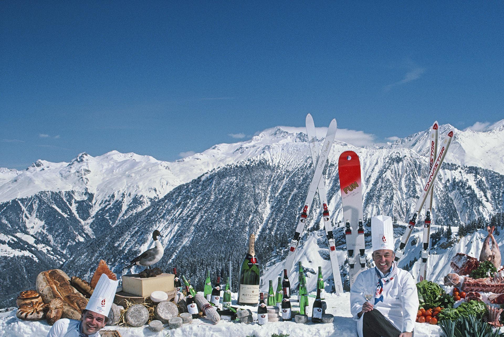 Gli chef del ristorante di Courchevel Jean Jacob (a sinistra) di 'Le Bateau Ivre', Michel Rochedy (al centro) di 'Le Chabichou' e Albert Parveaux di 'Pralong 2000', Courchevel, Francia, aprile 1987. 

Slim Aarons Estate Edition, Certificato di