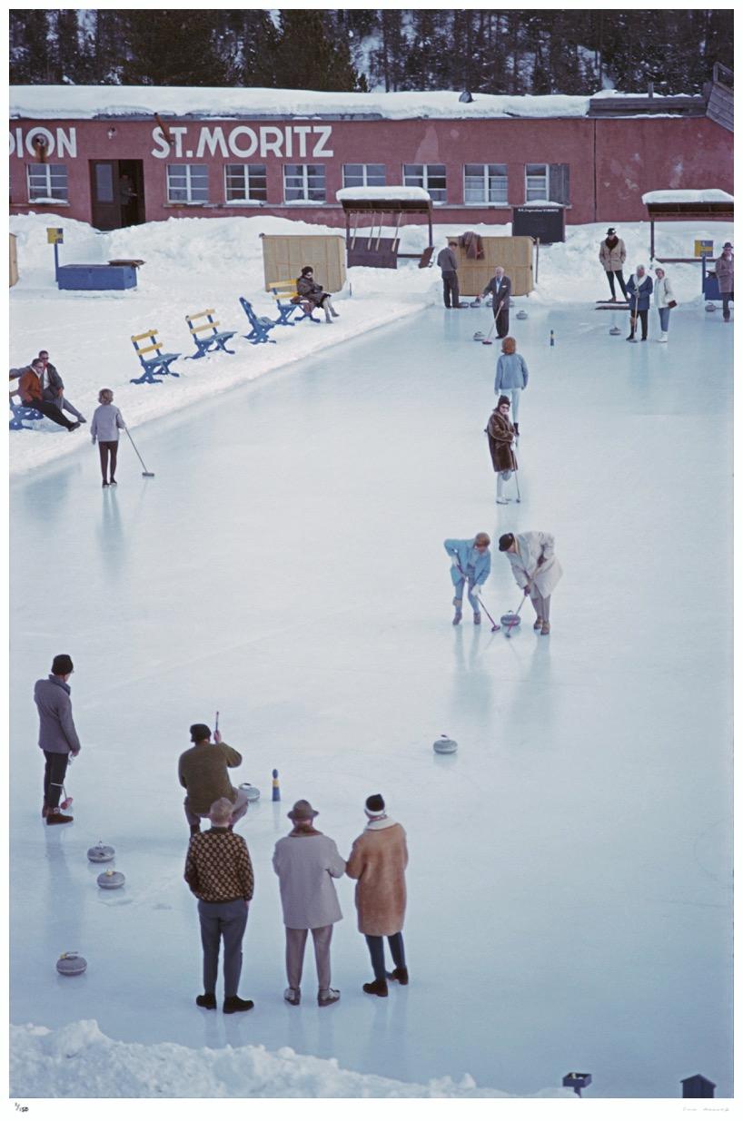 Curling à St. Moritz 1963 - Slim Aarons cachet de la succession

Des joueurs de curling sur une piste de curling à St Moritz, en Suisse, en mars 1963.

24 x 20" pouces / 61 x 51 cm format du papier 

Collection Samped Edition à 150 exemplaires