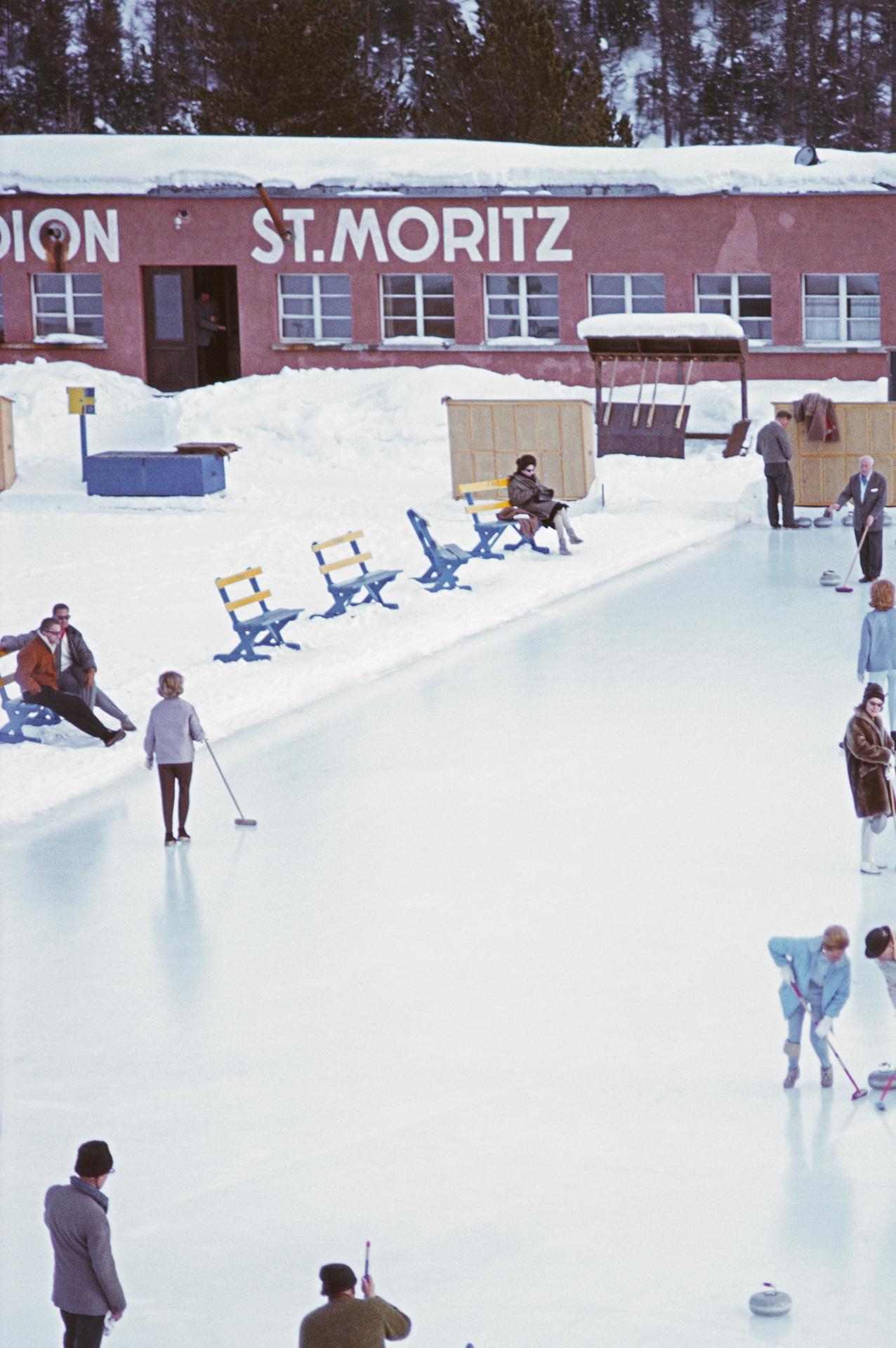 Curling at St. Moritz, Nachlassausgabe (Grau), Color Photograph, von Slim Aarons