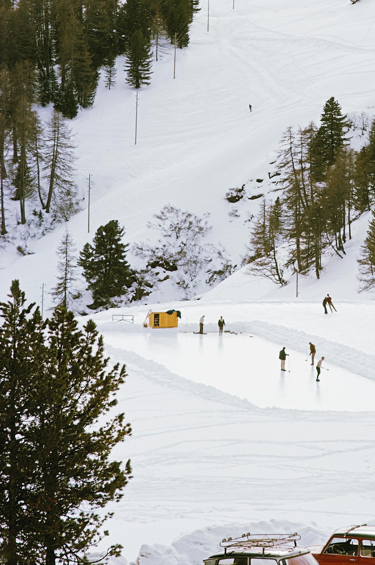 Curling at St. Moritz, Édition de succession - Gris Color Photograph par Slim Aarons