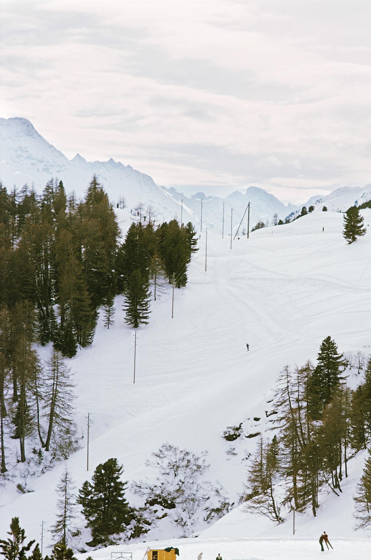 Cette photographie du début des années 1960, prise par le photographe mondain Slim Aarons, montre des joueurs de curling sur une piste à Saint-Moritz, en Suisse, en mars 1963.

Il s'agit d'une édition de 150 exemplaires estampillés et numérotés à la