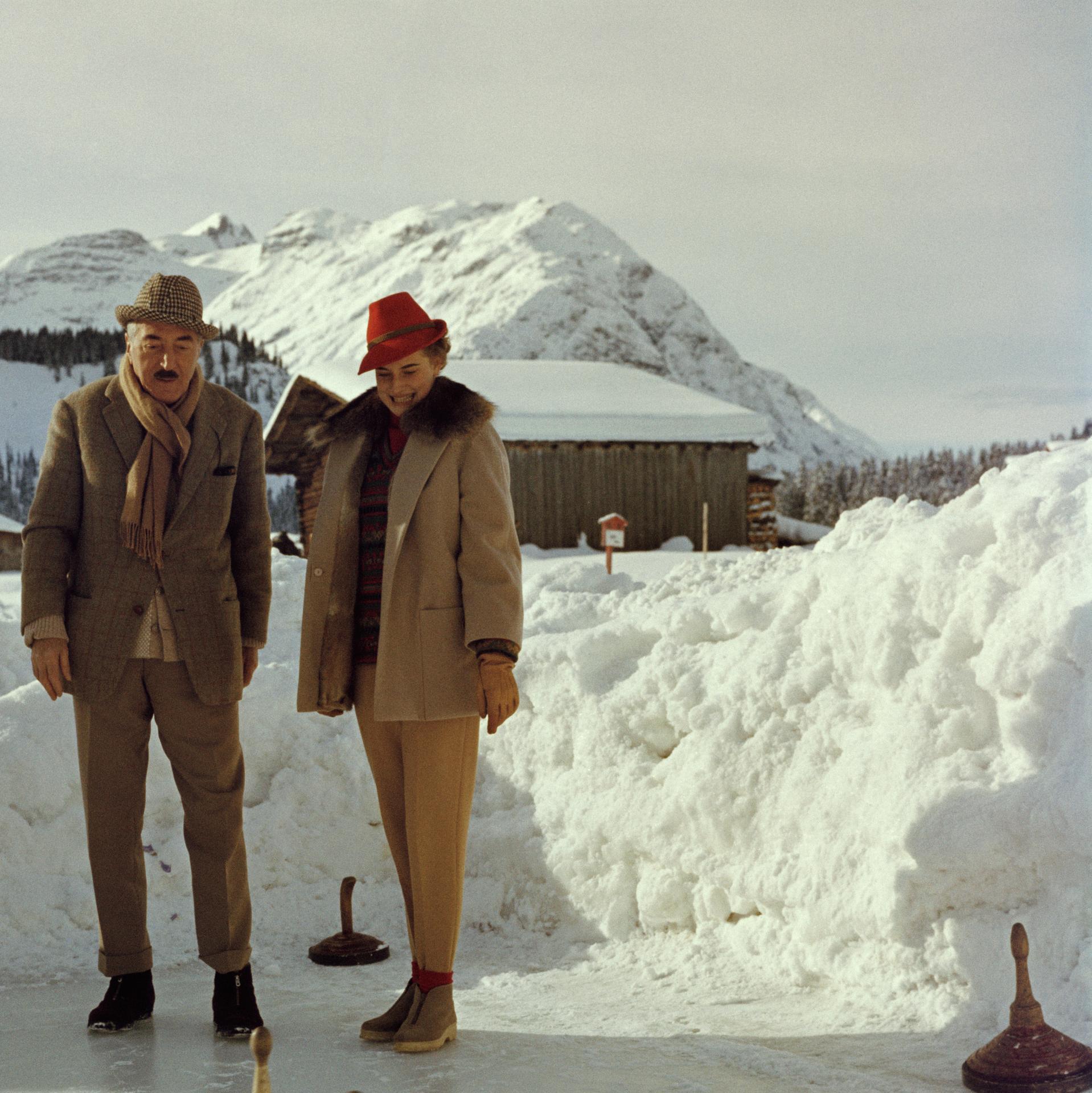 Eisstockschießen, Österreich, Nachlass-Edition, Winter-Porträtfoto – Photograph von Slim Aarons